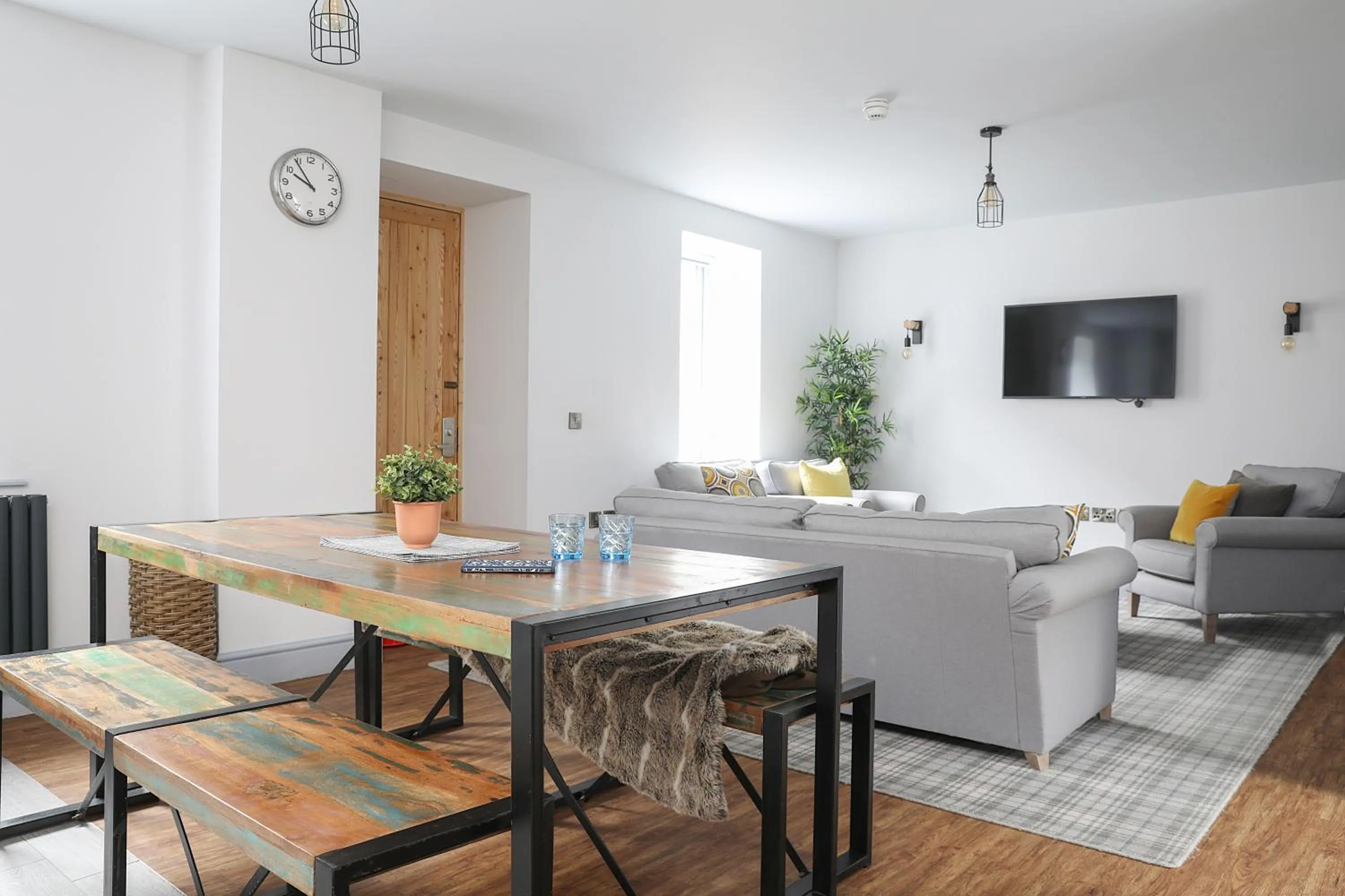 Communal lounge/ TV room in Cairn Hotel & Apartments