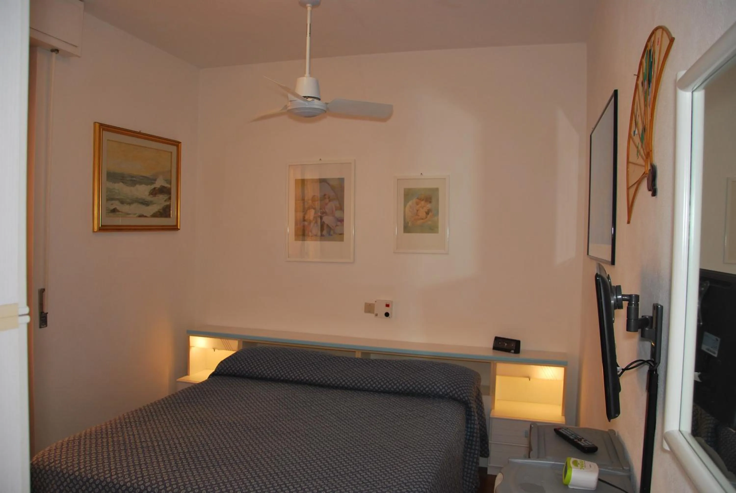 Bedroom, Bed in Appartamenti Camelia e Gabry - Zona mare con posti auto e terrazze