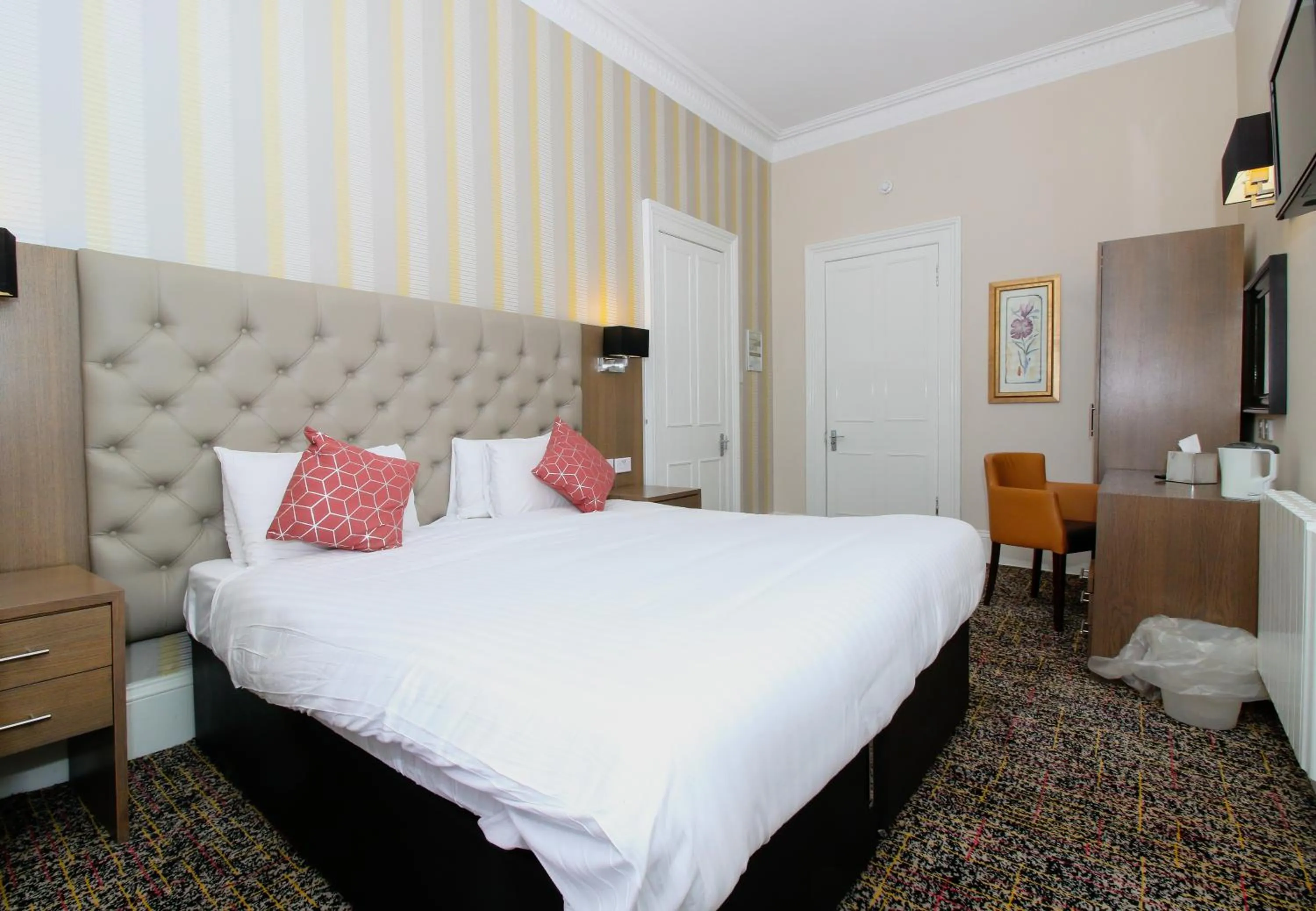 Bedroom, Bed in Ambassador Hotel