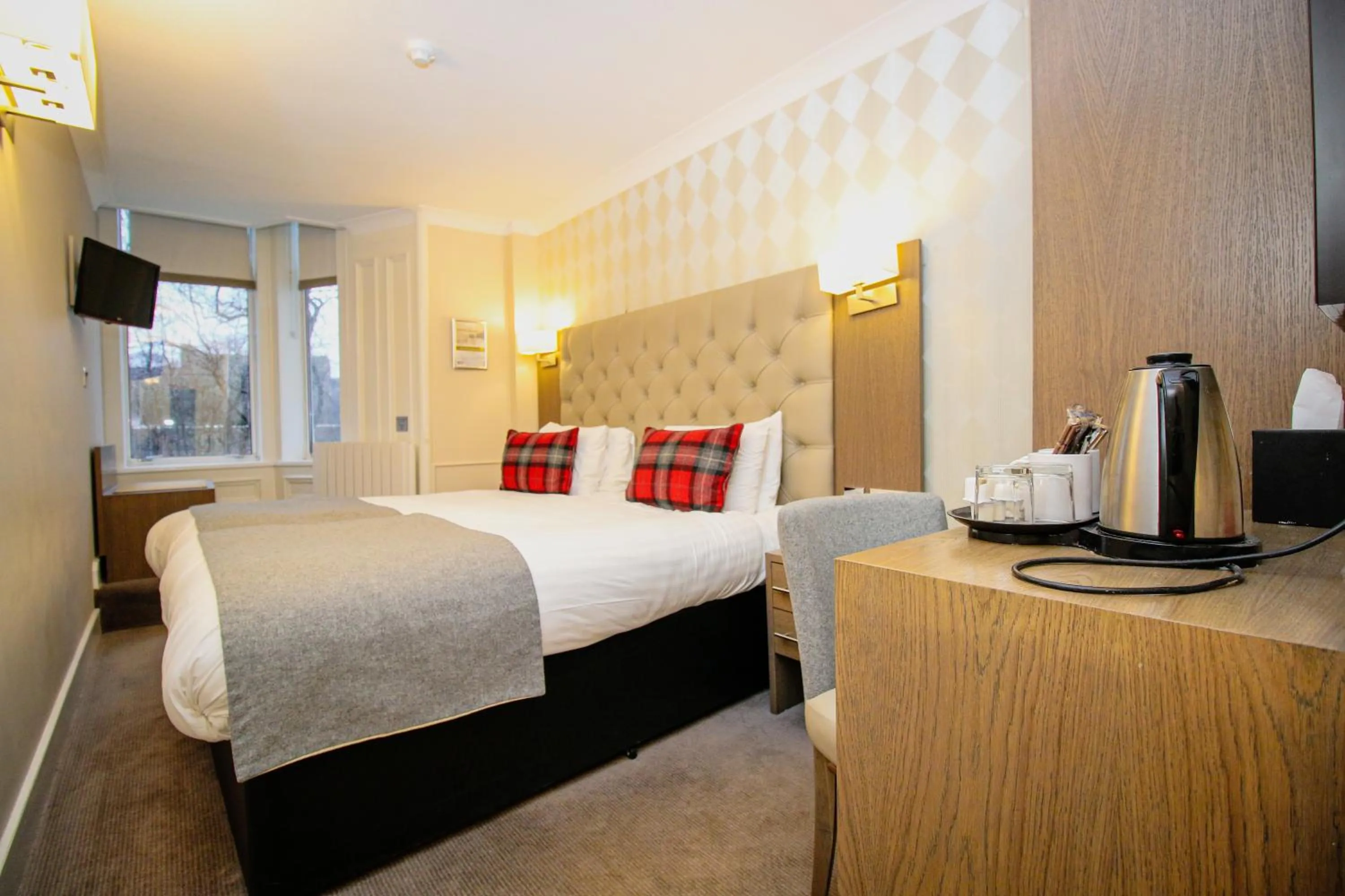 Coffee/tea facilities, Bed in Ambassador Hotel