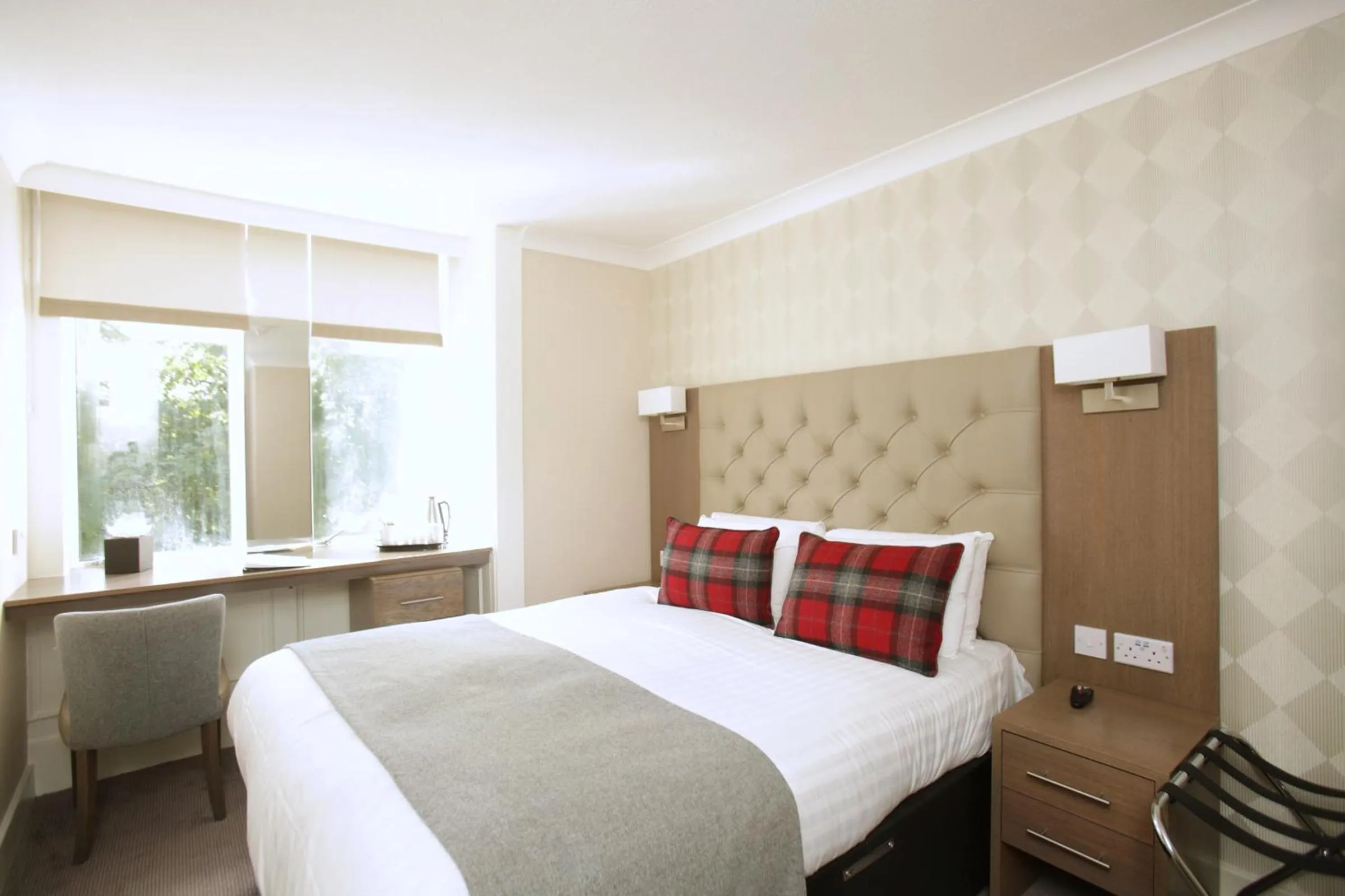 Coffee/tea facilities, Bed in Ambassador Hotel