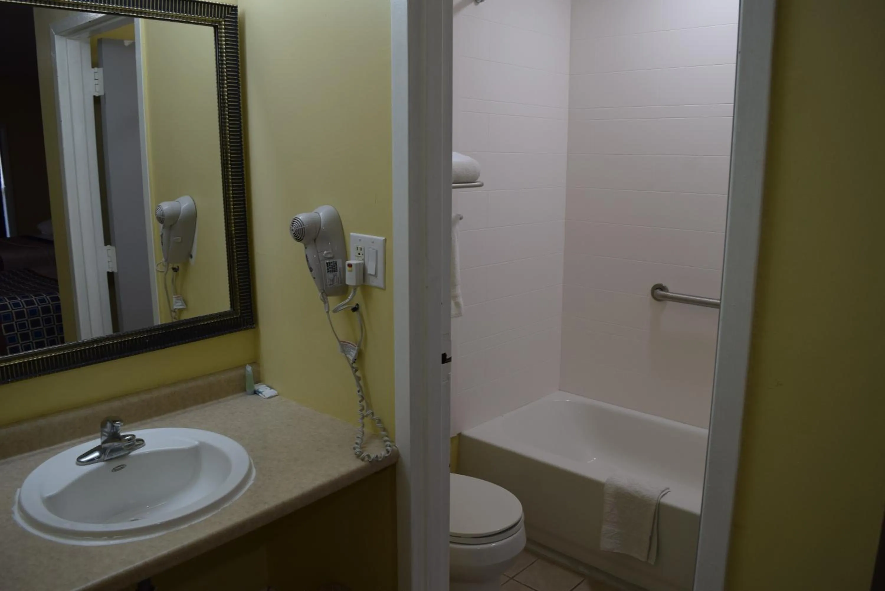 Bath in White Oaks Motel Pennsville/Carneys Point