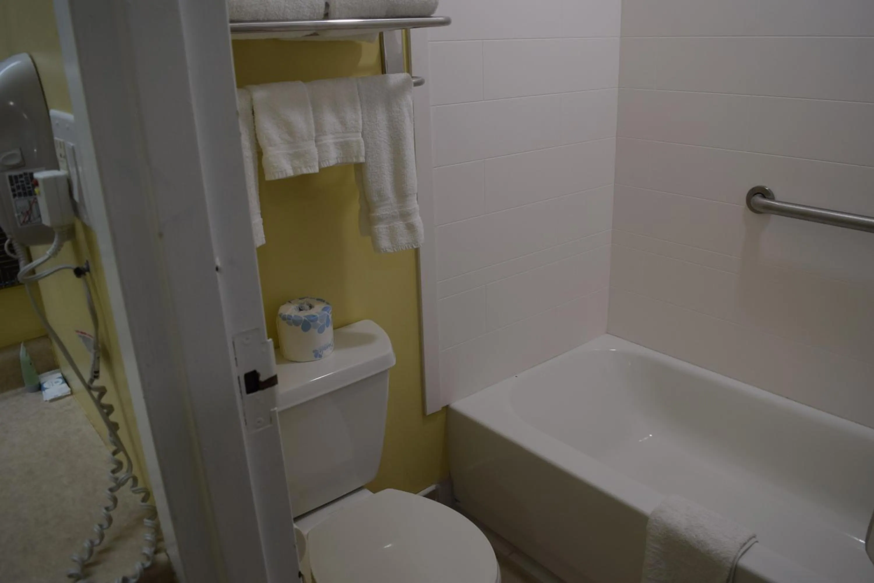 Bathroom in White Oaks Motel Pennsville/Carneys Point