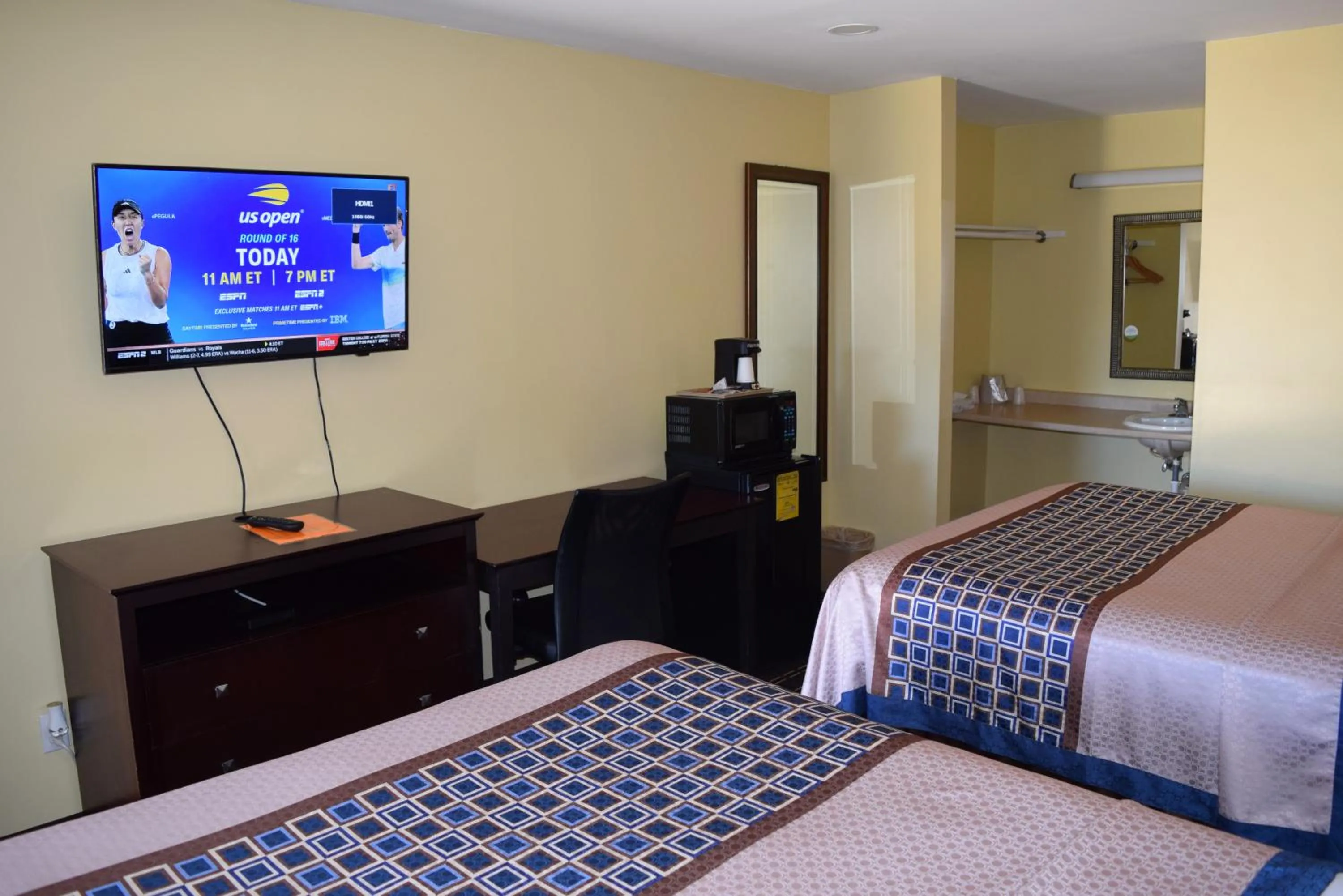 TV and multimedia, Bed in White Oaks Motel Pennsville/Carneys Point