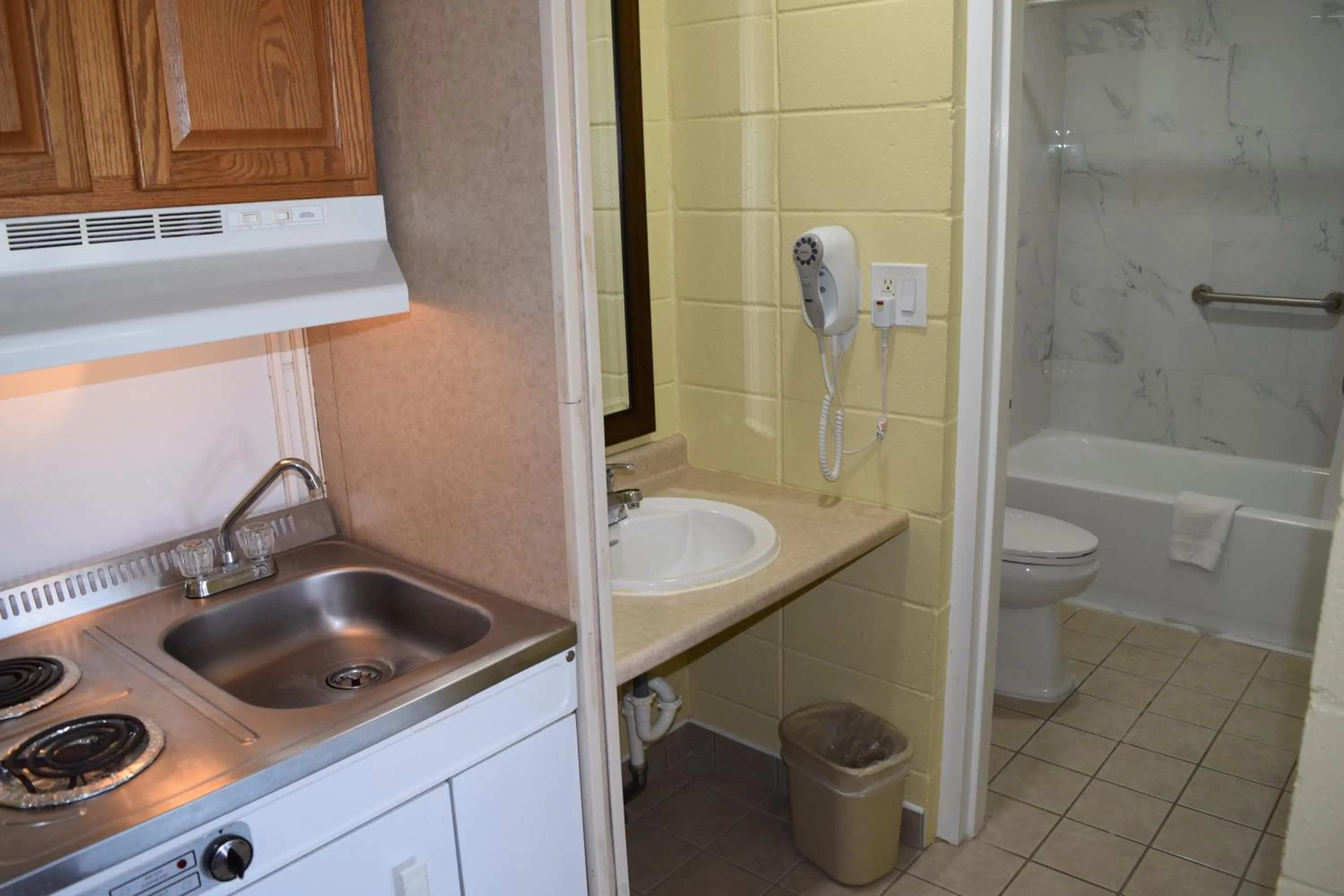 Bathroom in White Oaks Motel Pennsville/Carneys Point