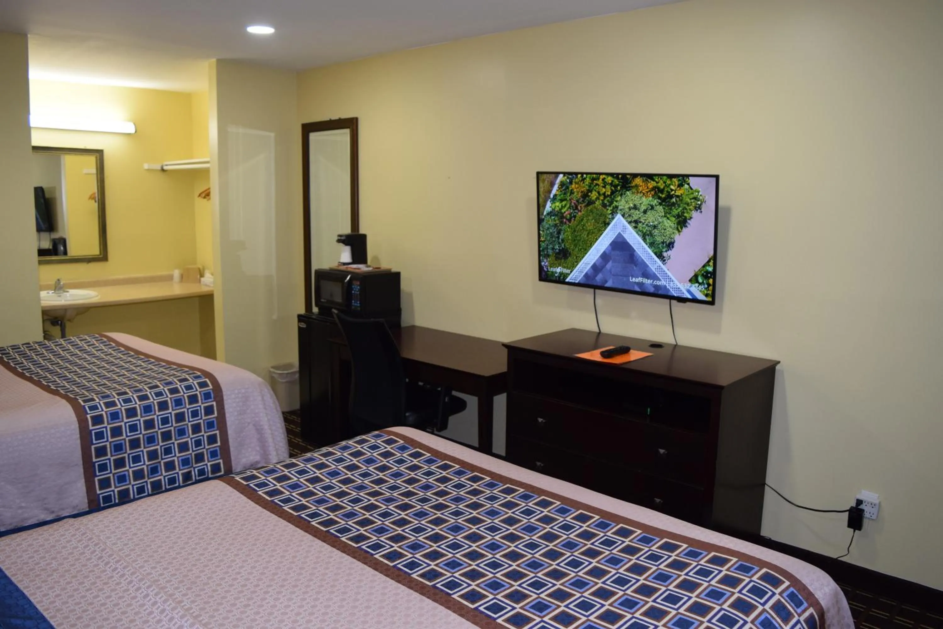 TV and multimedia, Bed in White Oaks Motel Pennsville/Carneys Point