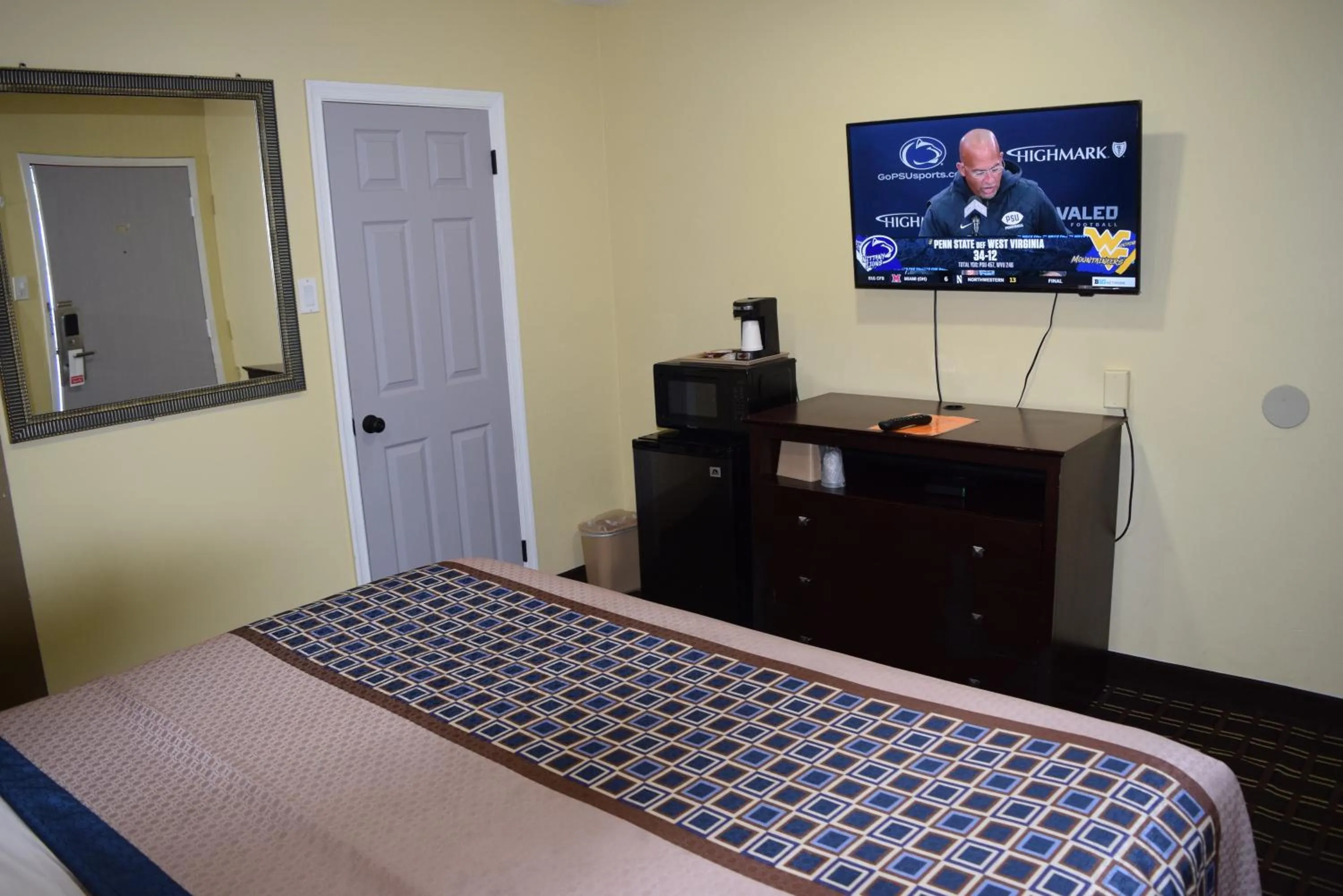 TV and multimedia, Bed in White Oaks Motel Pennsville/Carneys Point