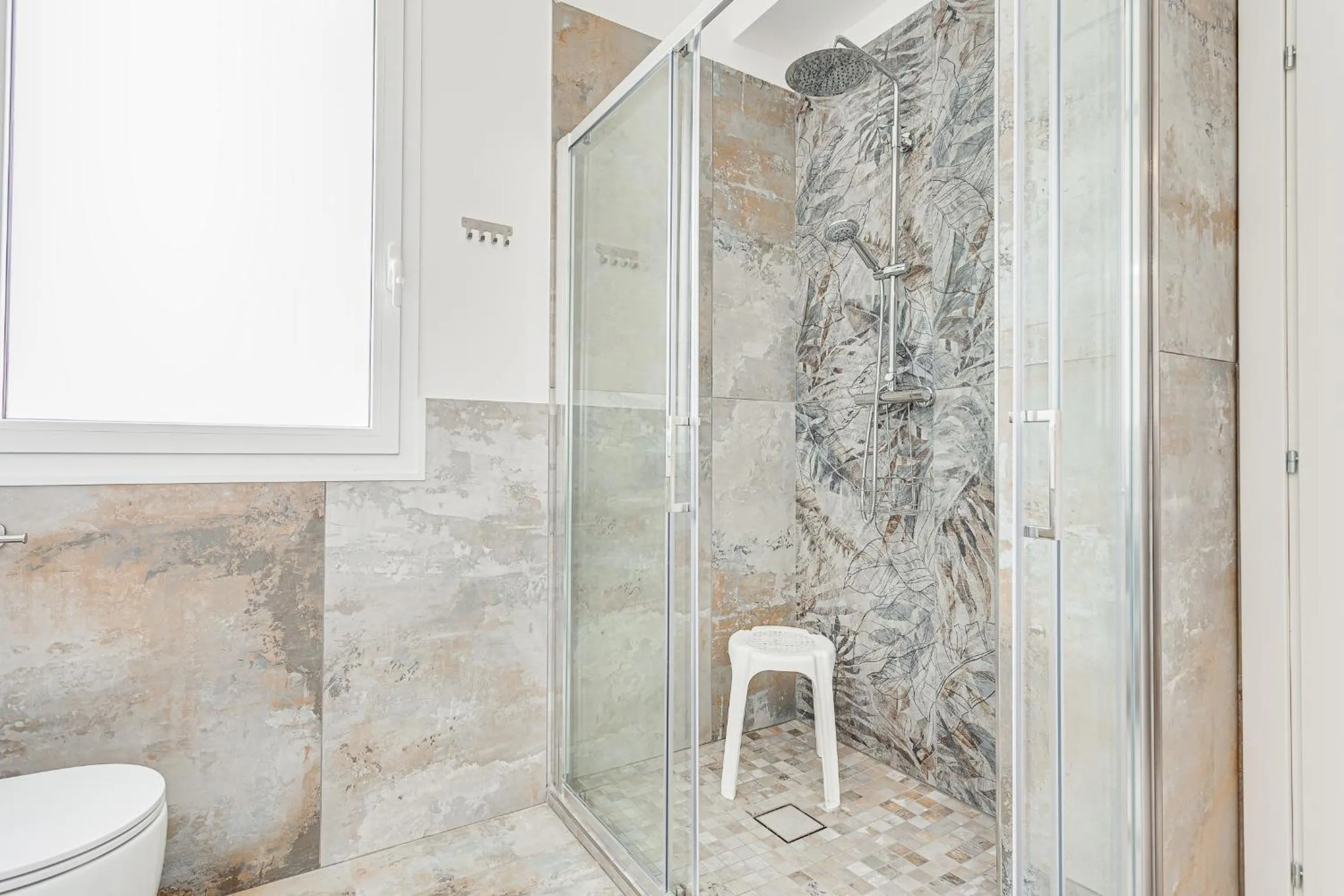 Shower in Hotel Belturismo