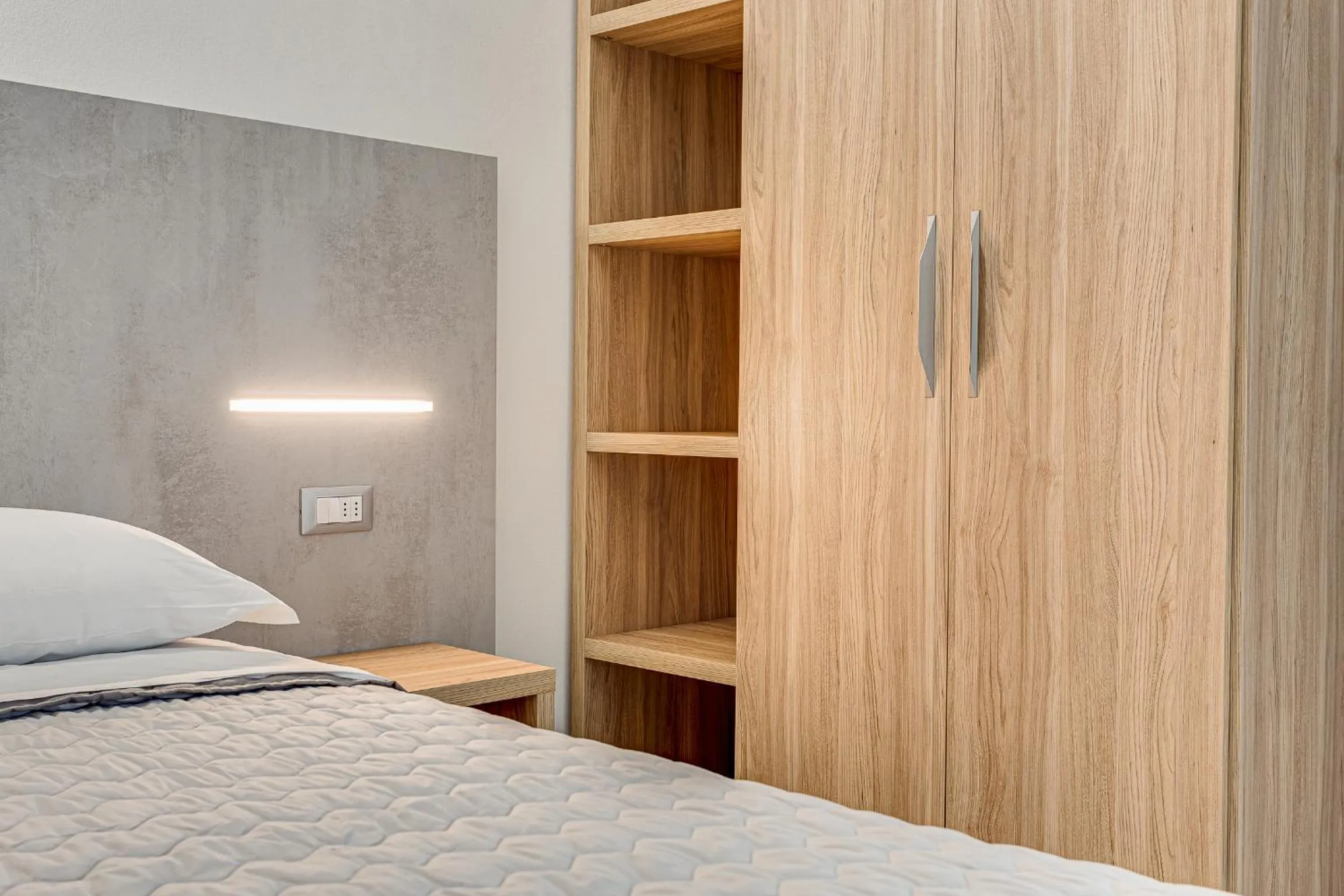 wardrobe, Bed in Hotel Belturismo
