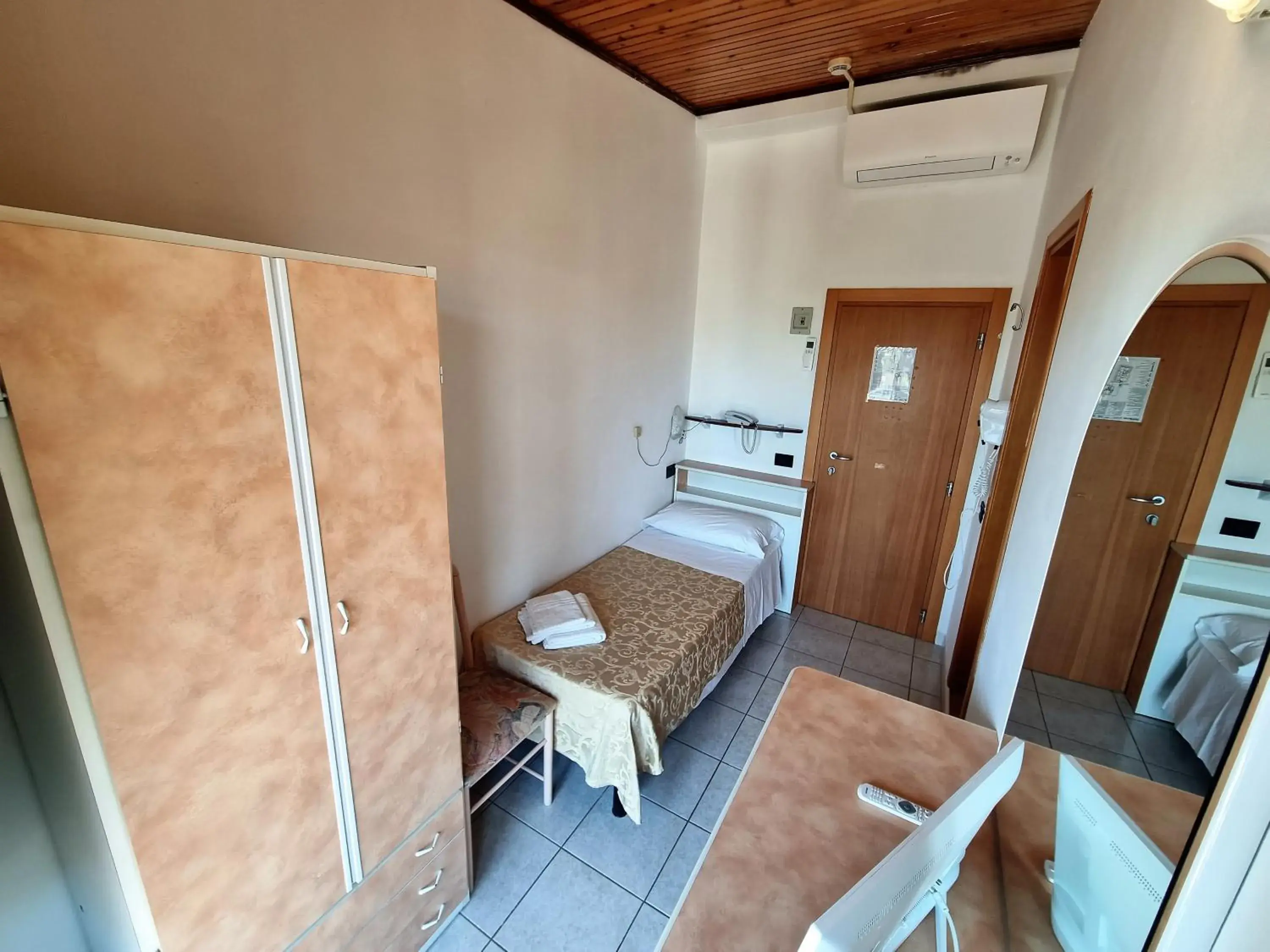 Standard Single Room in Hotel Marina Standard Single Room in Hotel Marina