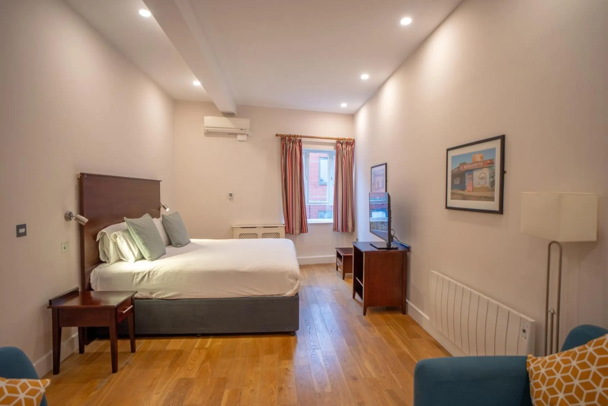 Photo of the whole room, Bed in County Hotel