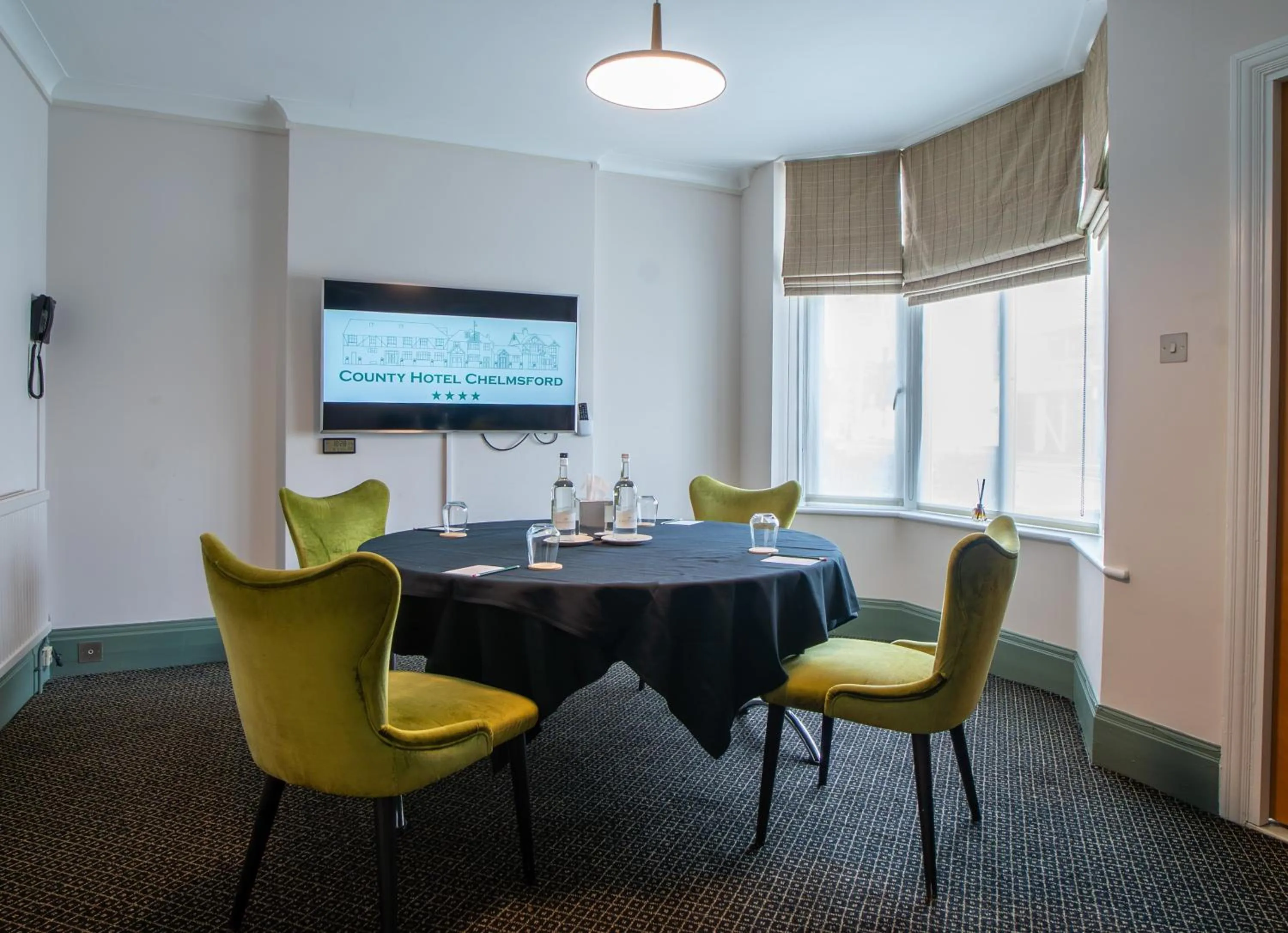 Coffee/tea facilities in County Hotel