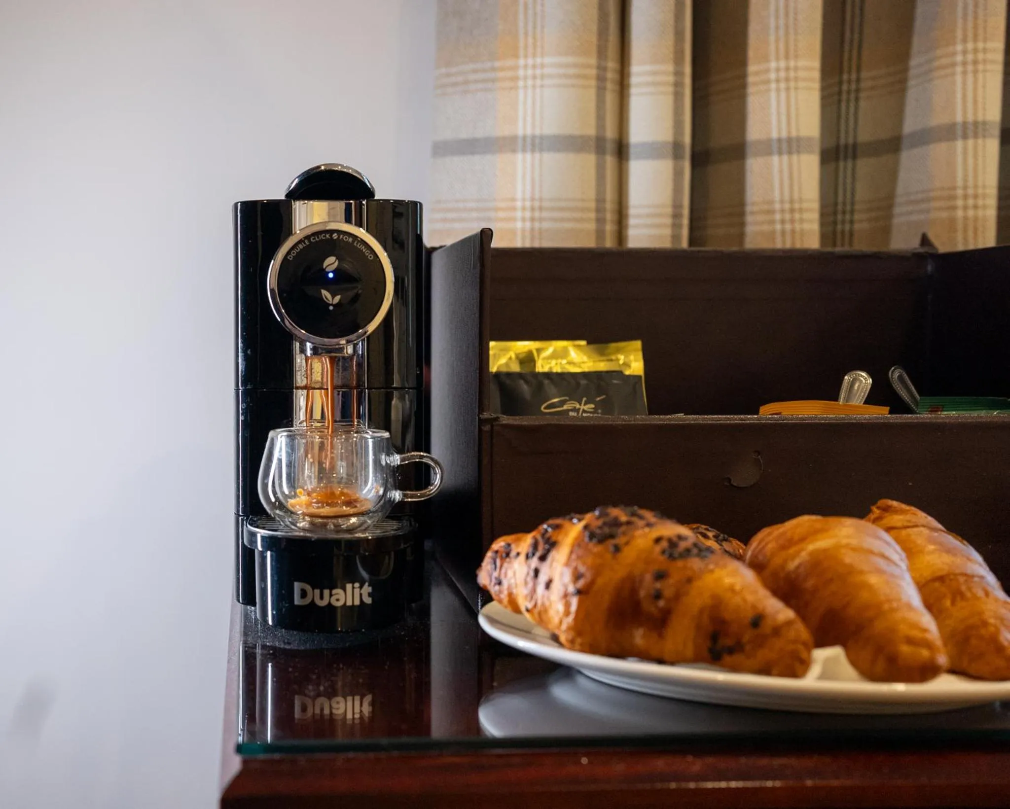 Coffee/tea facilities in County Hotel