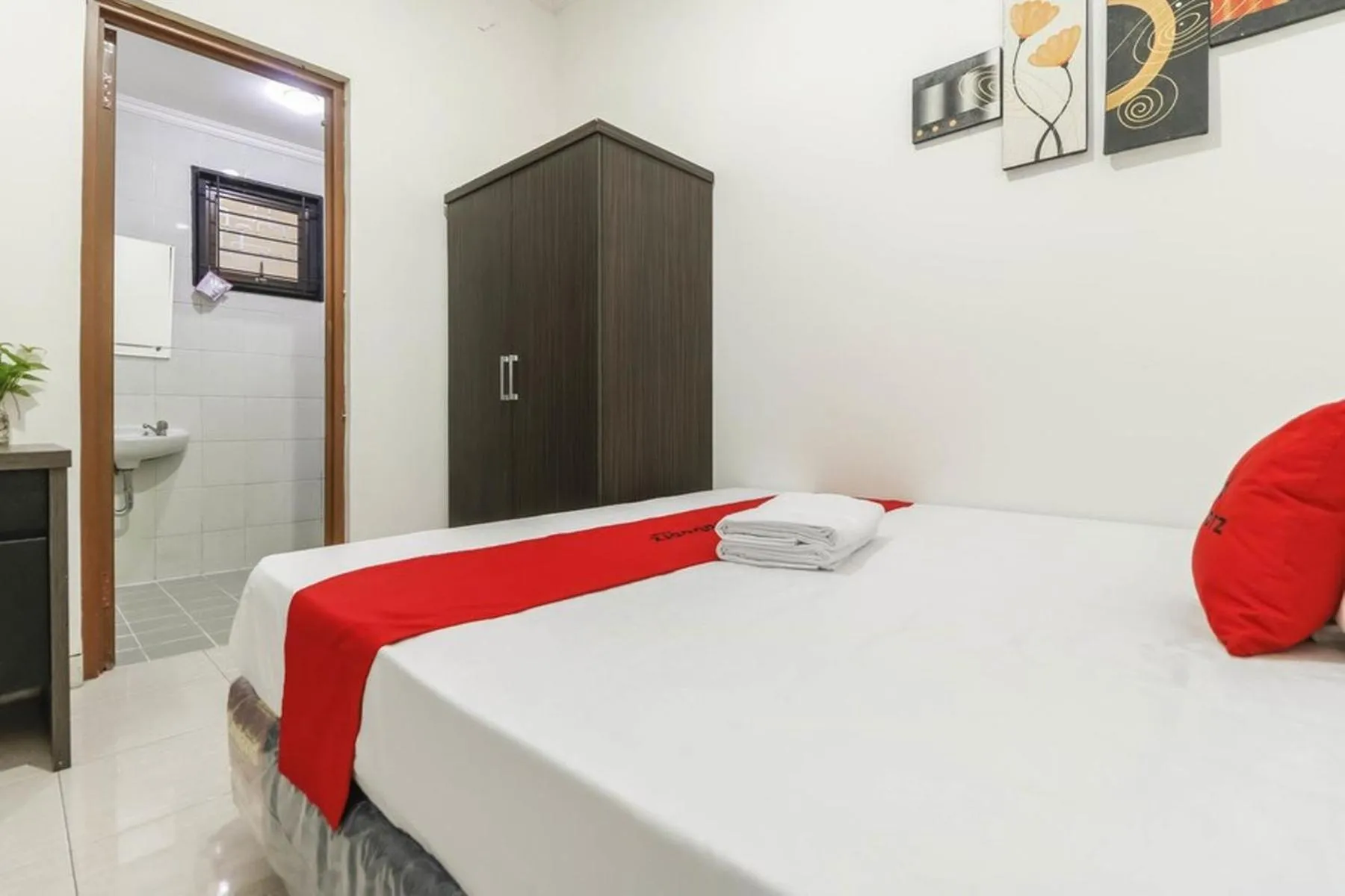 Shower, Bed in Cozy Residence Muwardi