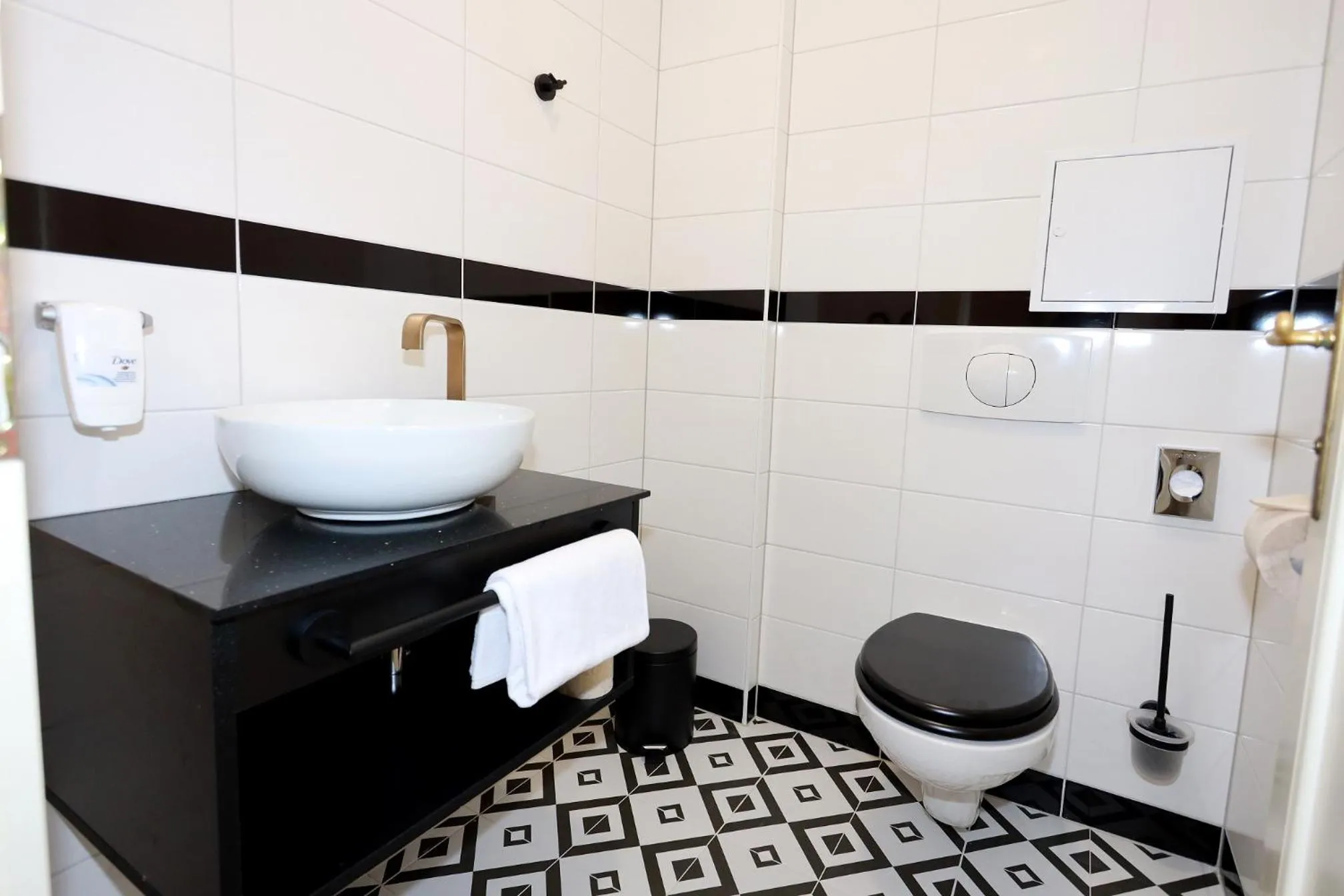 Bathroom in Art Deco WOLKER by ASTORIA Hotel & Medical Spa