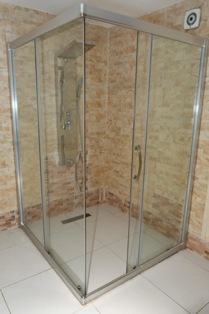 Shower in Sparr Hotel