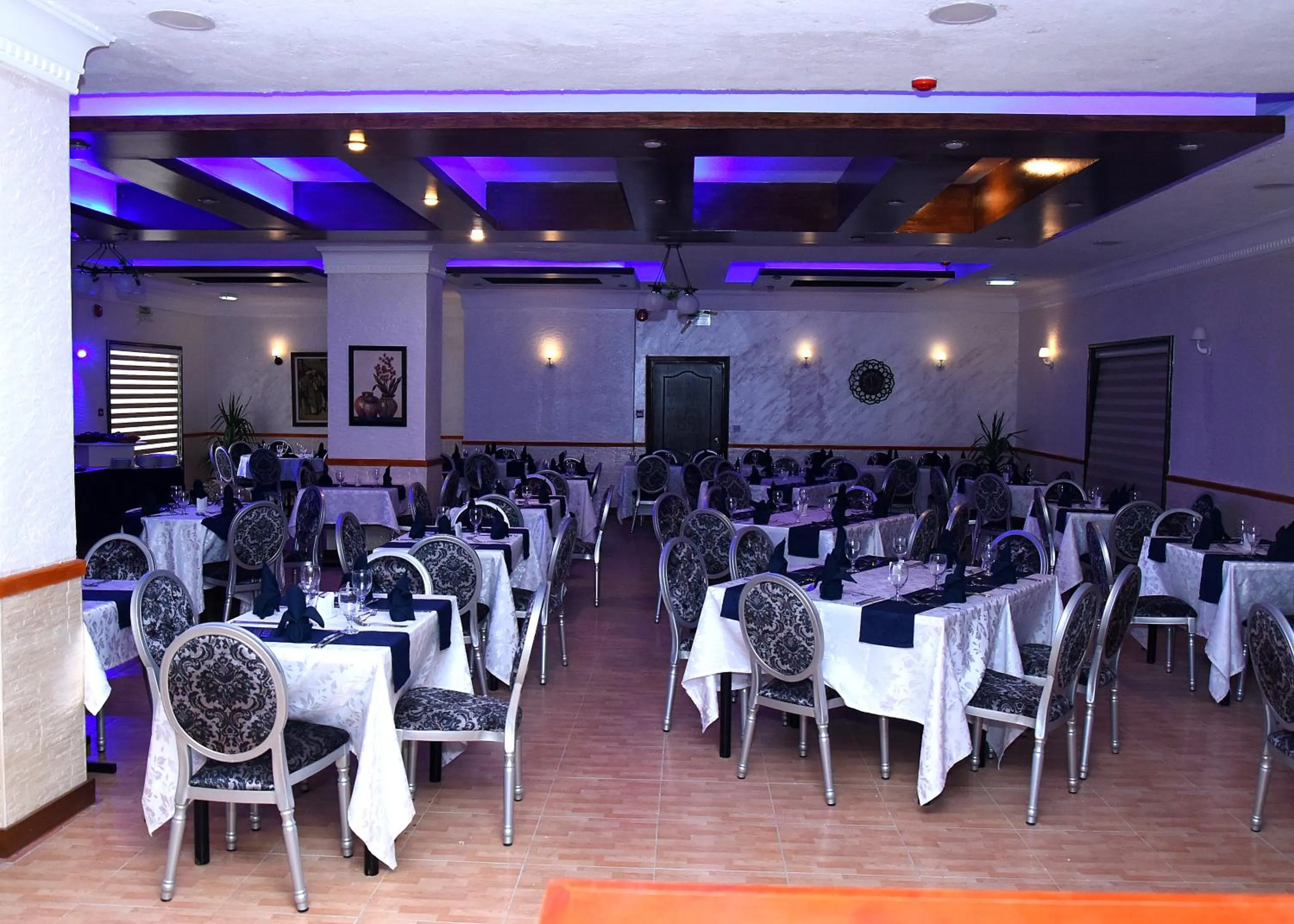 Restaurant/places to eat in Sparr Hotel