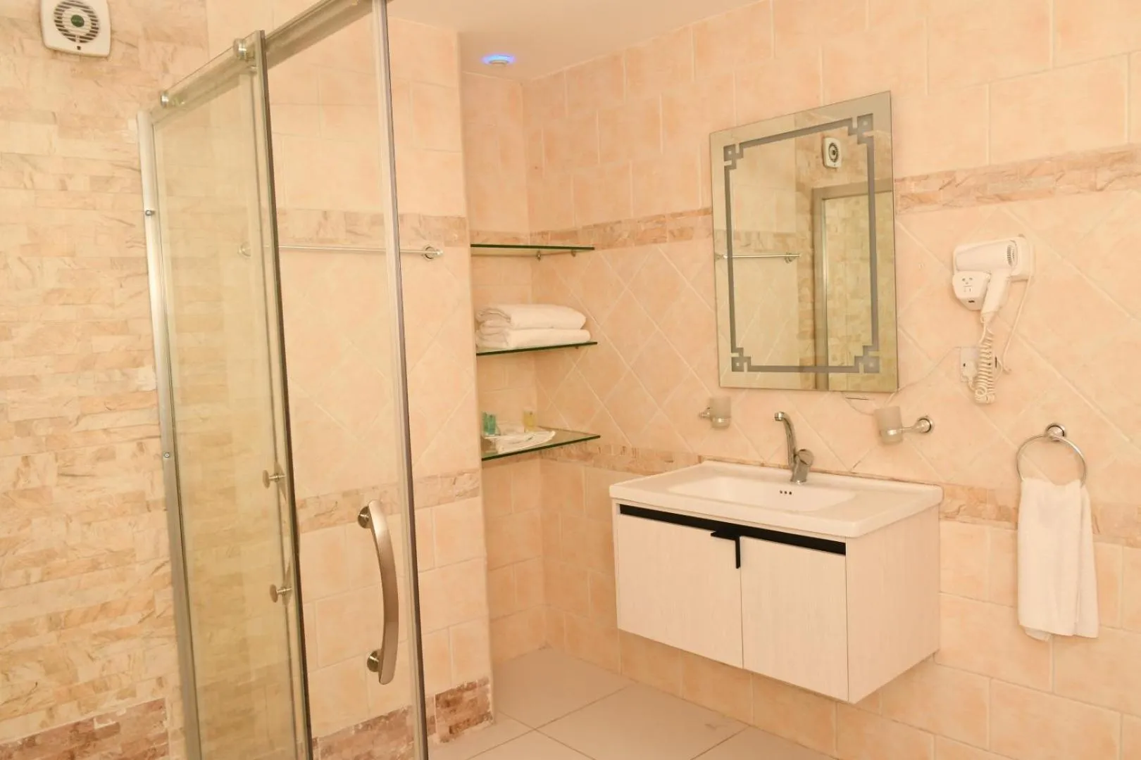 Bathroom in Sparr Hotel