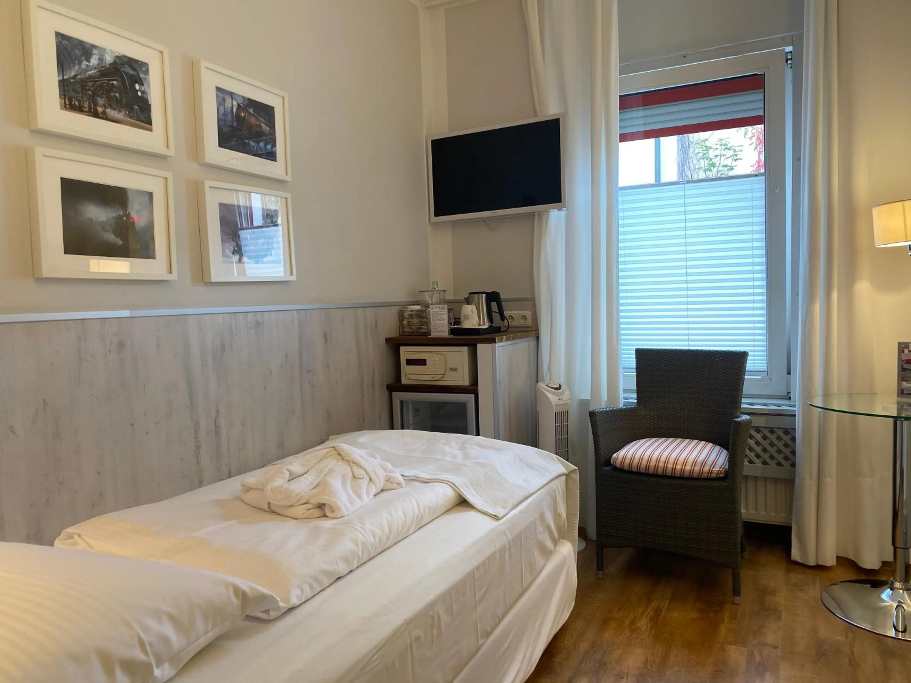 Photo of the whole room, Bed in Bergland Hotel - Adults only