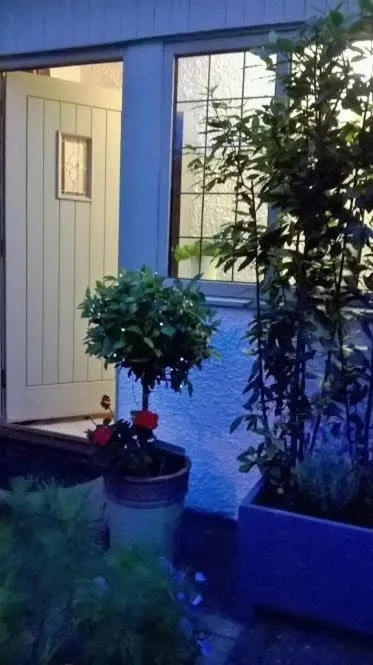 Facade/entrance in Glanmor Garden Apartment