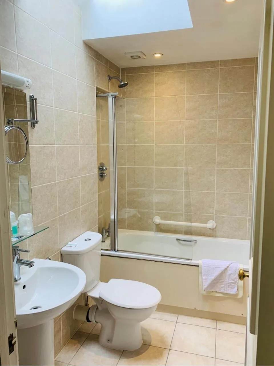 Bathroom in Mercure Telford Hotel