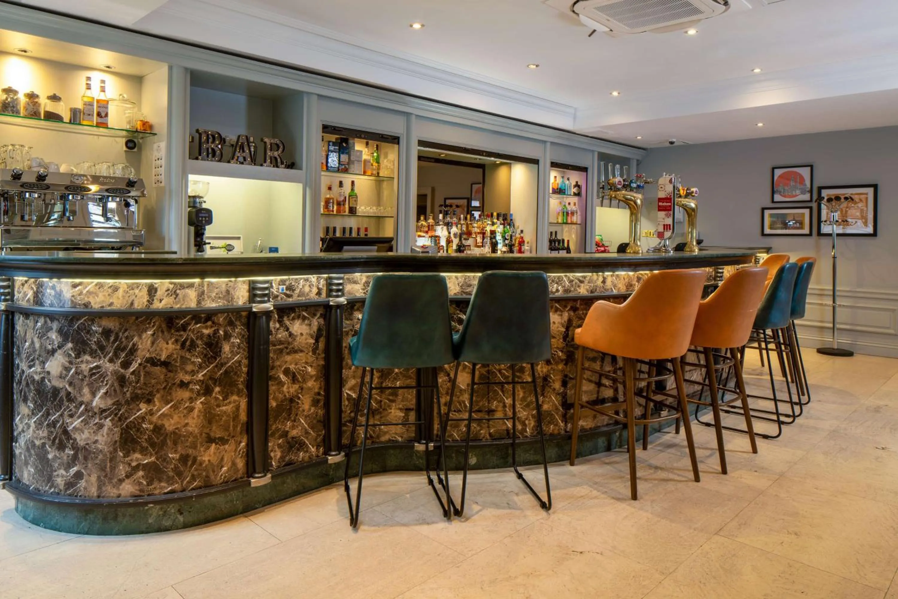 Lounge or bar in Glasgow Argyle Hotel, BW Signature Collection