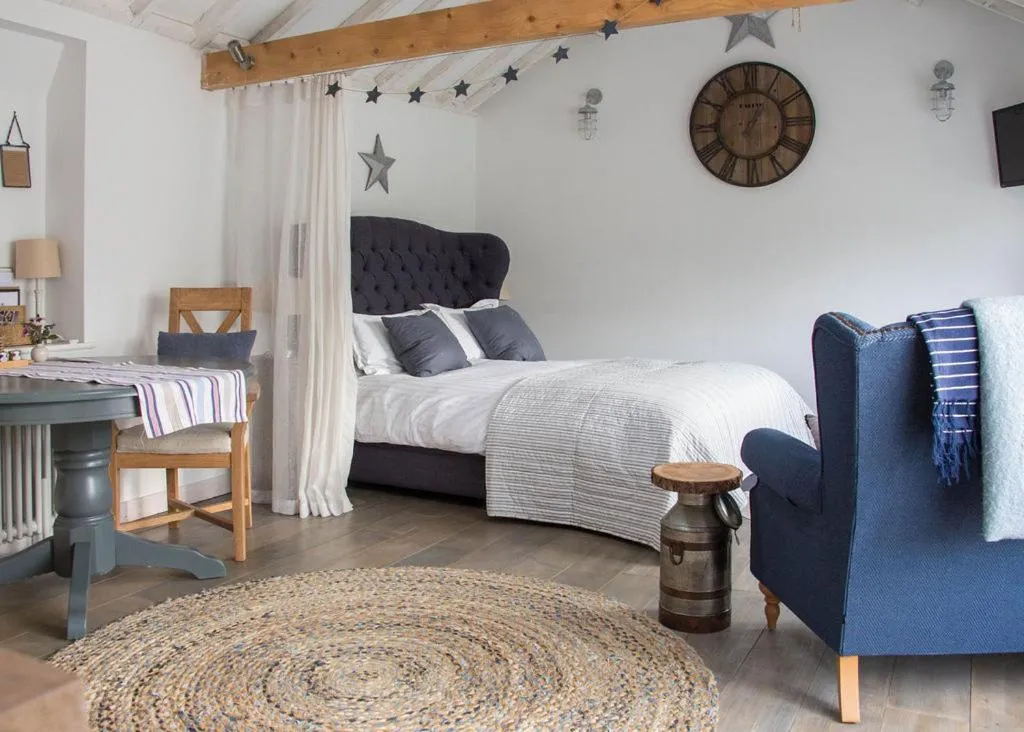 Bedroom, Bed in Crafts Hill Barn