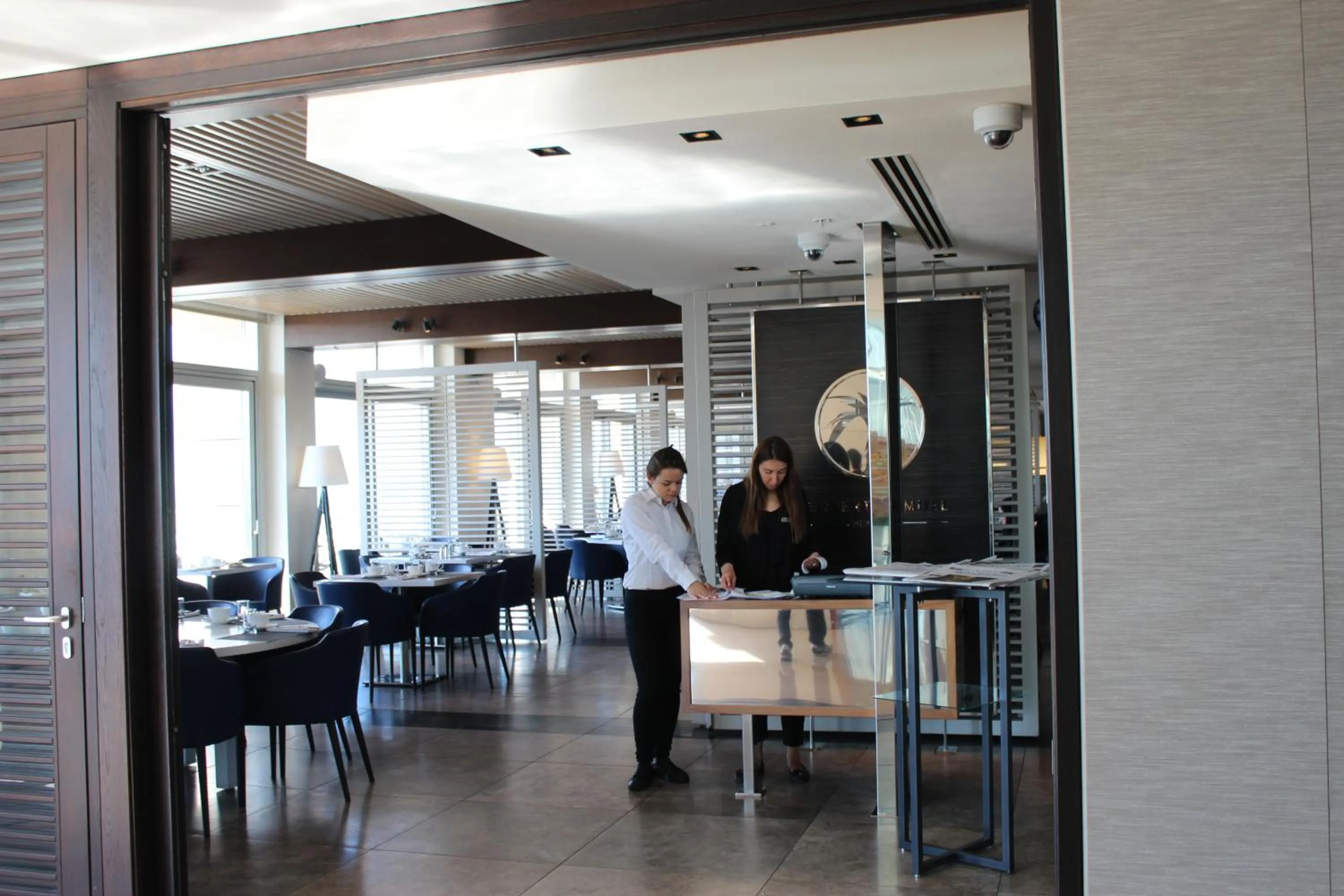 Restaurant/places to eat in First Class Marina Herzlia