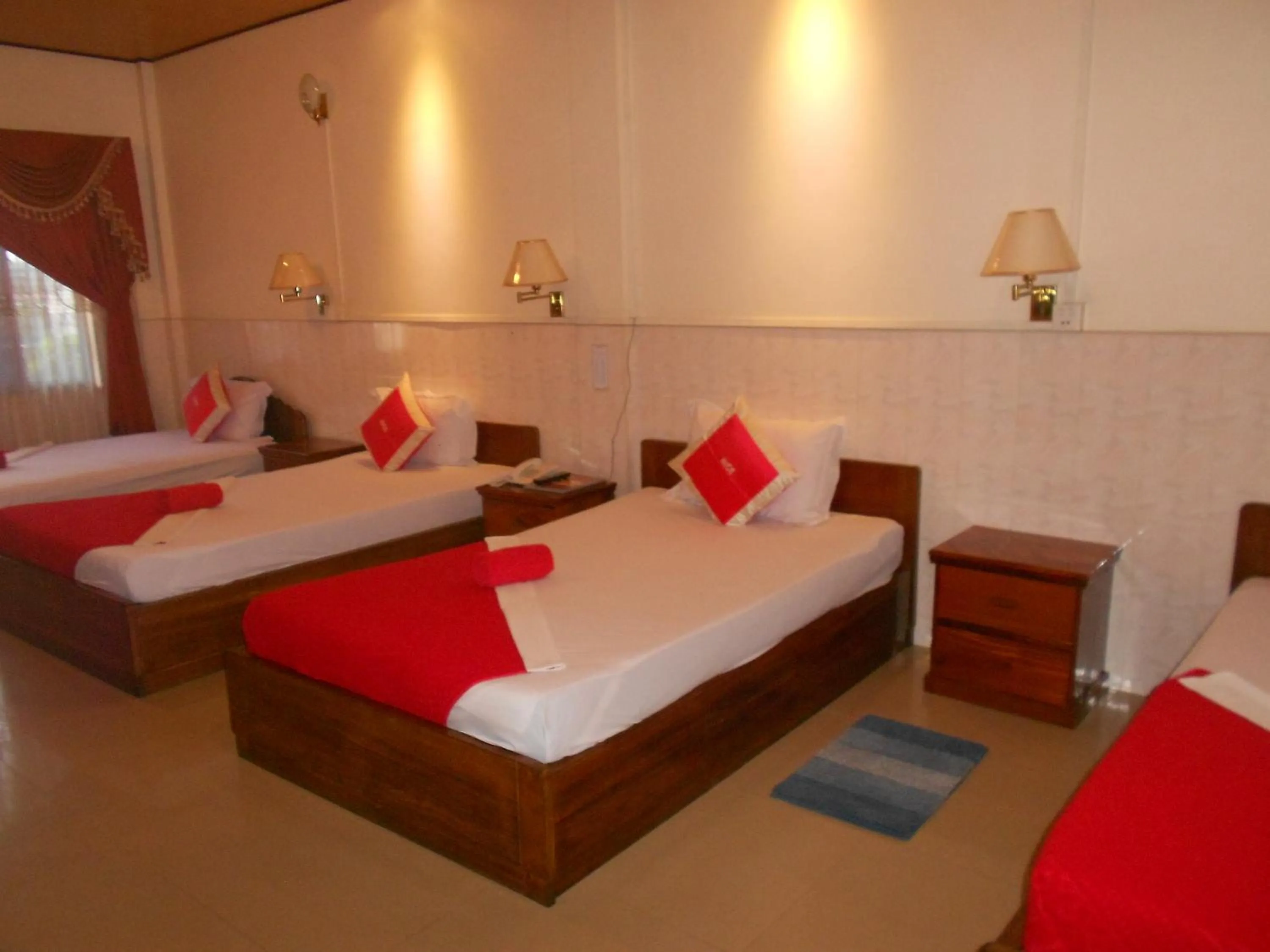 Family Room with Balcony in Nice Guesthouse