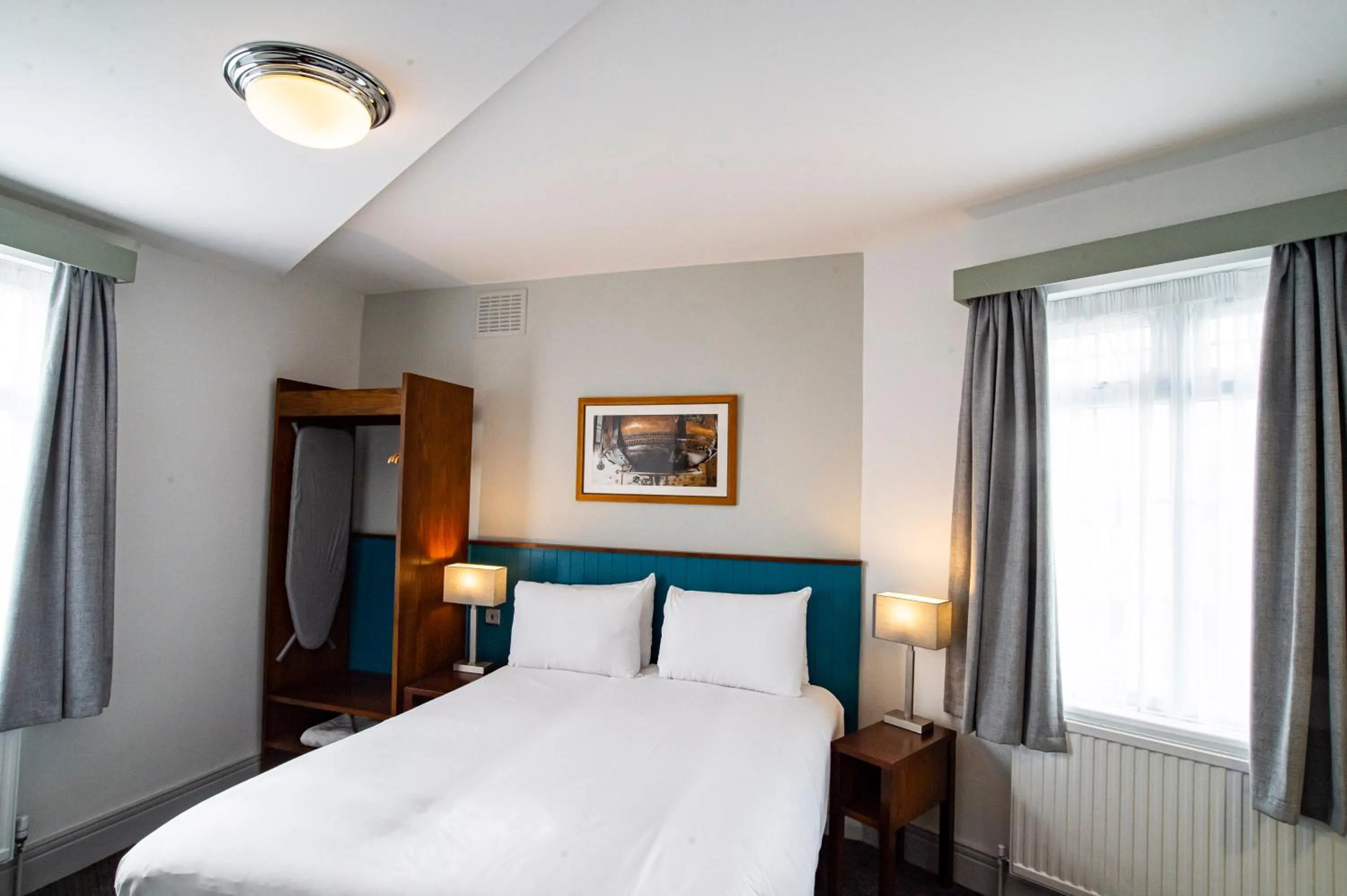 Bed in Highfield Hotel By Greene King Inn