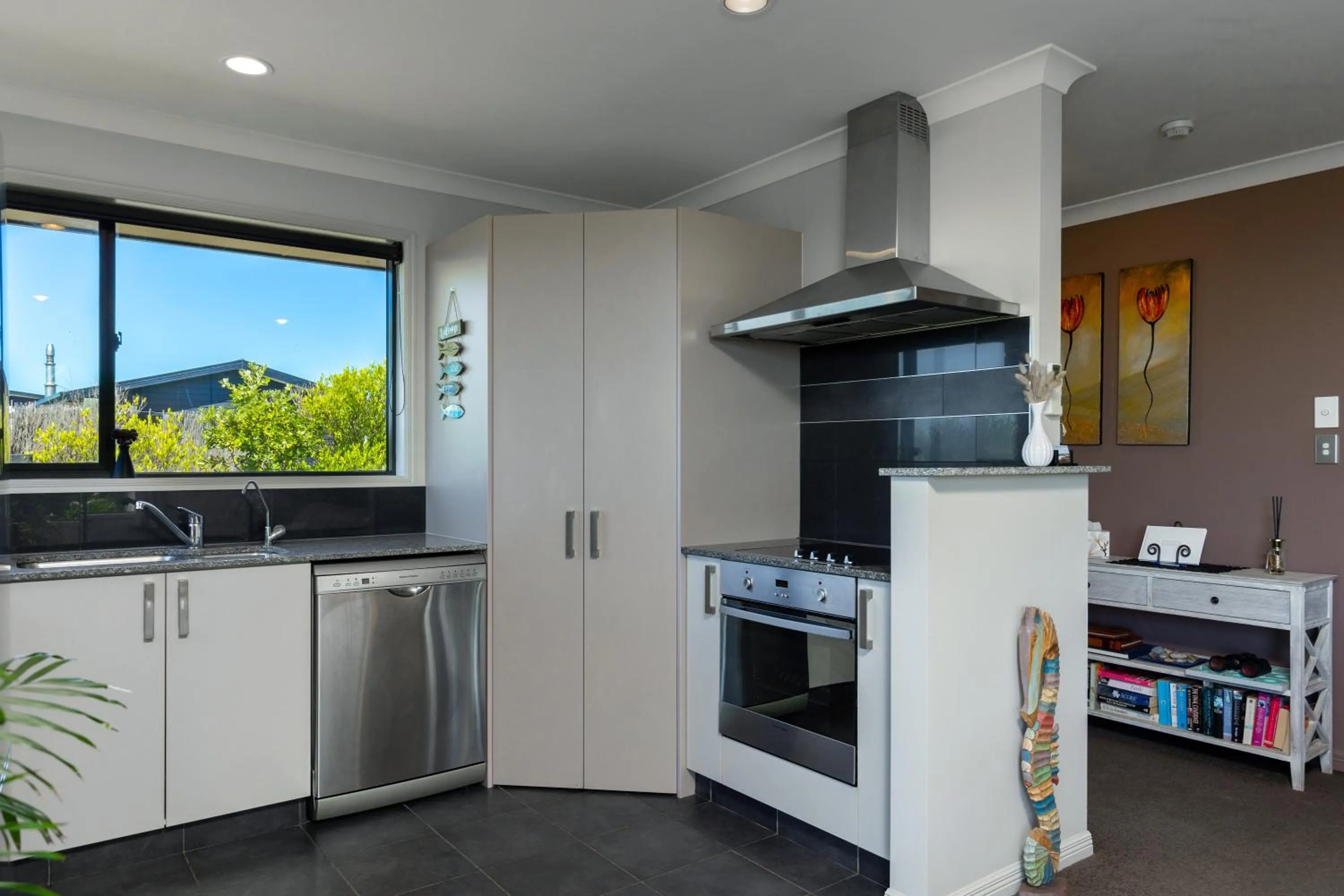 Kitchen or kitchenette in Ocean View Beachfront Apartment