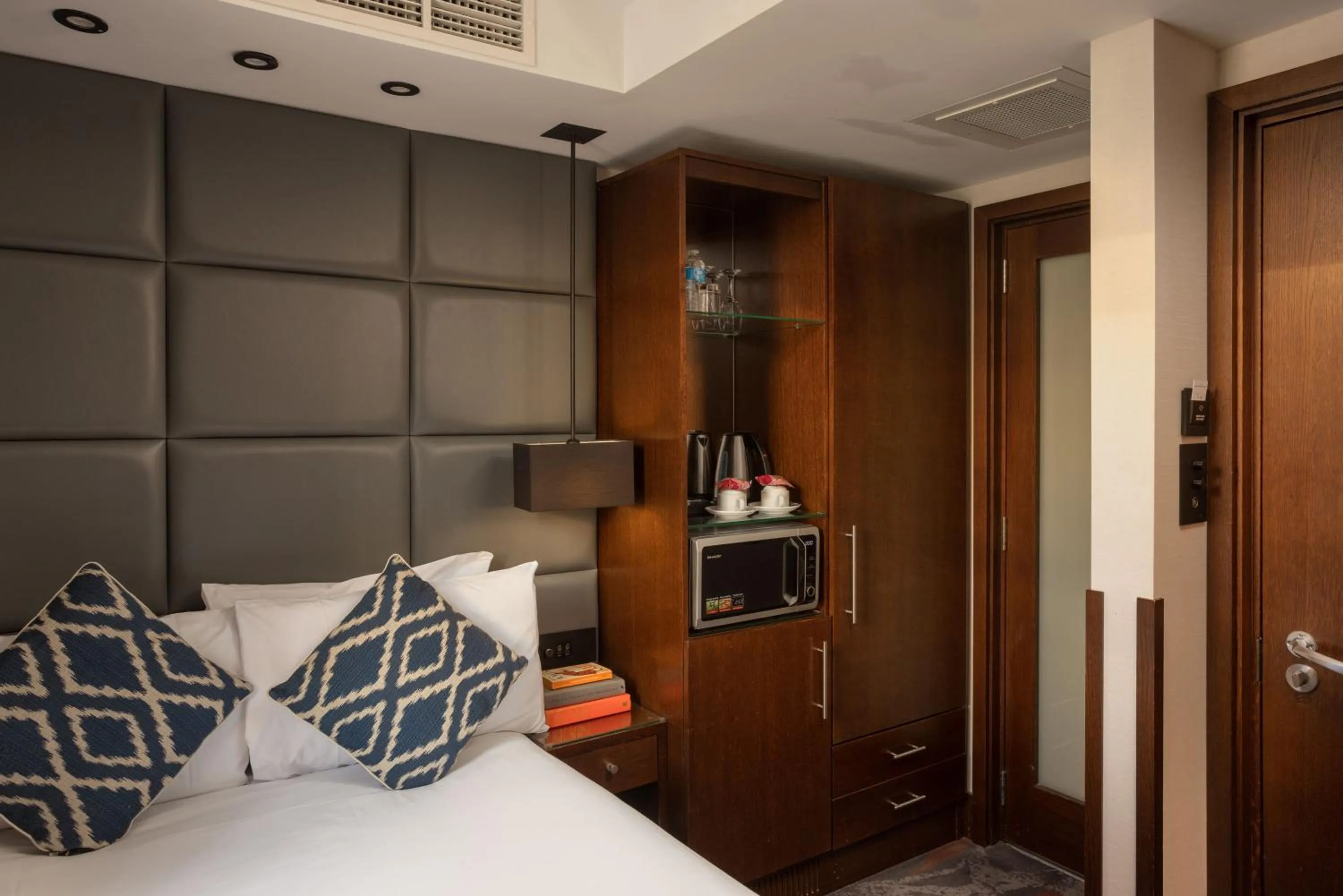 Bed in Montcalm Chilworth Townhouse, Paddington