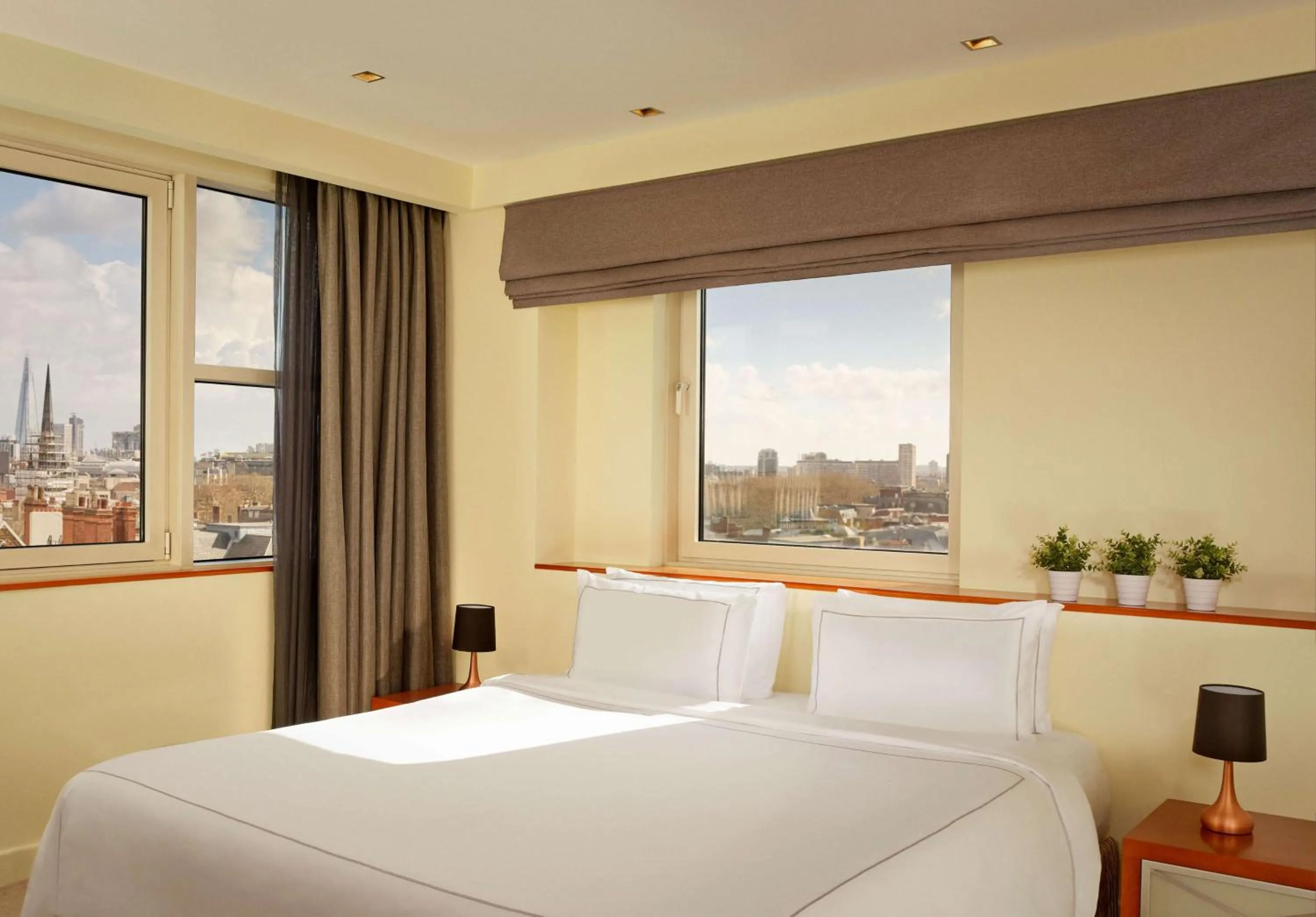 Bedroom, Bed in Park Plaza Victoria London