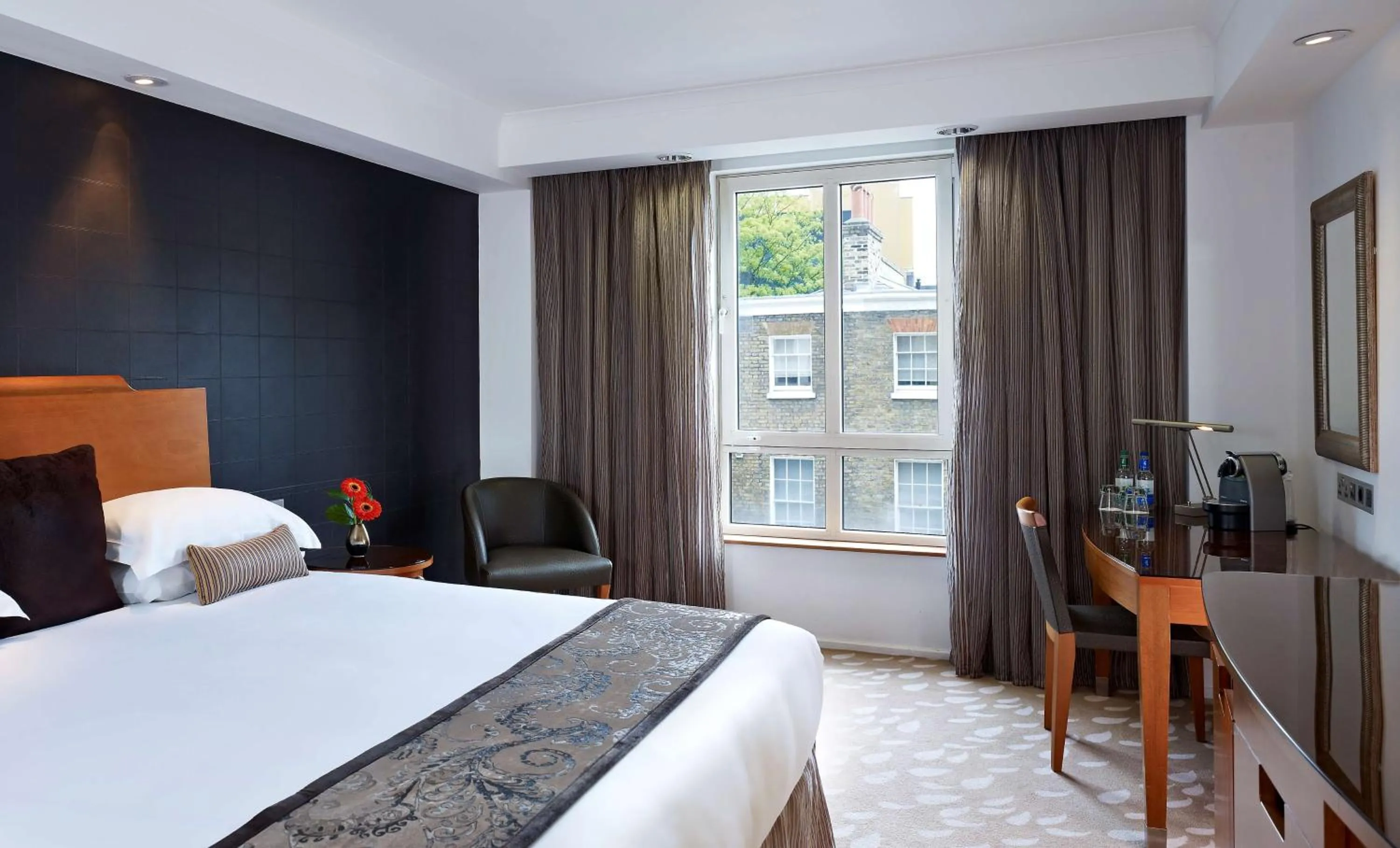 Bedroom, Bed in Park Plaza Victoria London