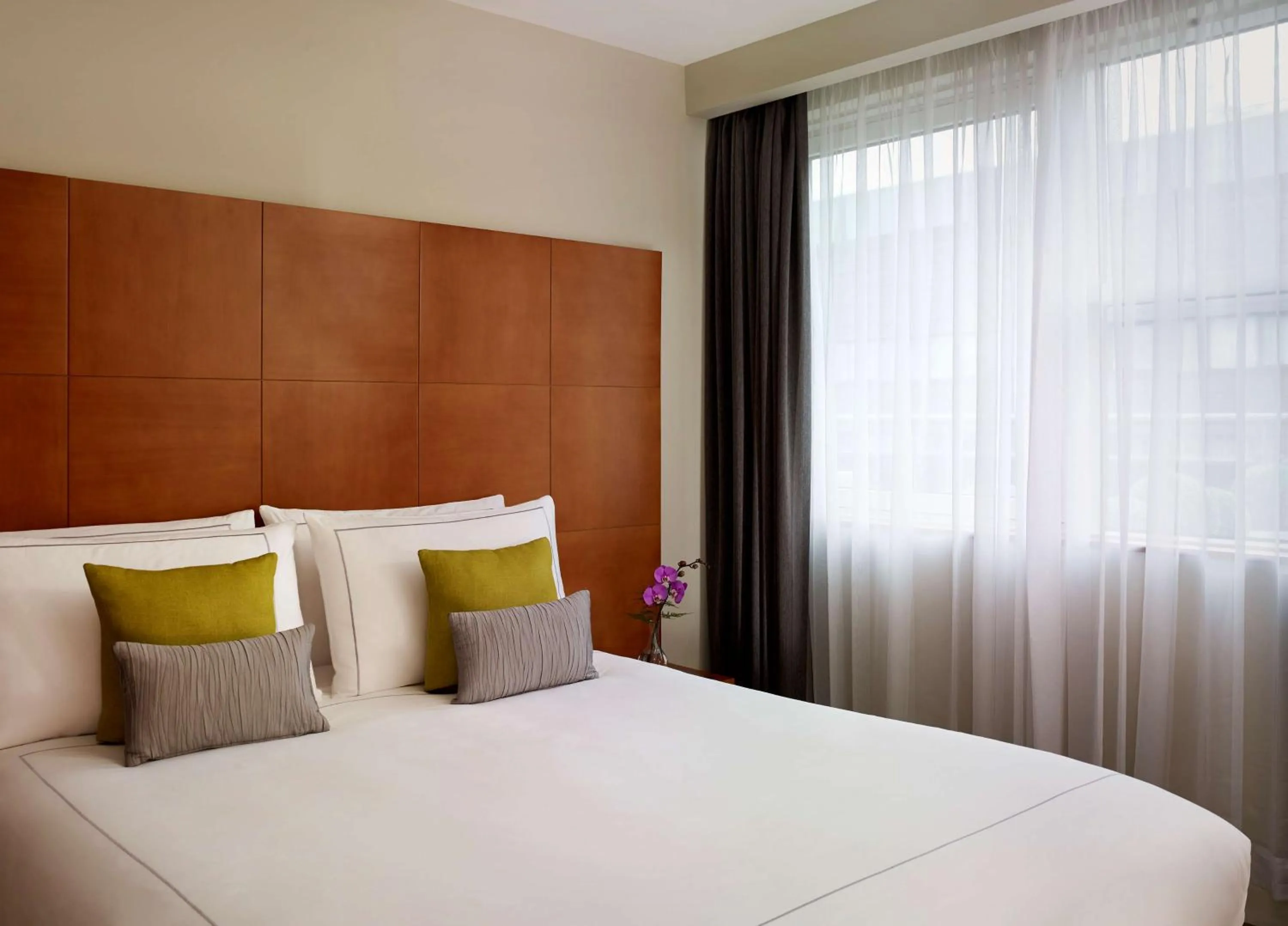 Bedroom, Bed in Park Plaza Victoria London