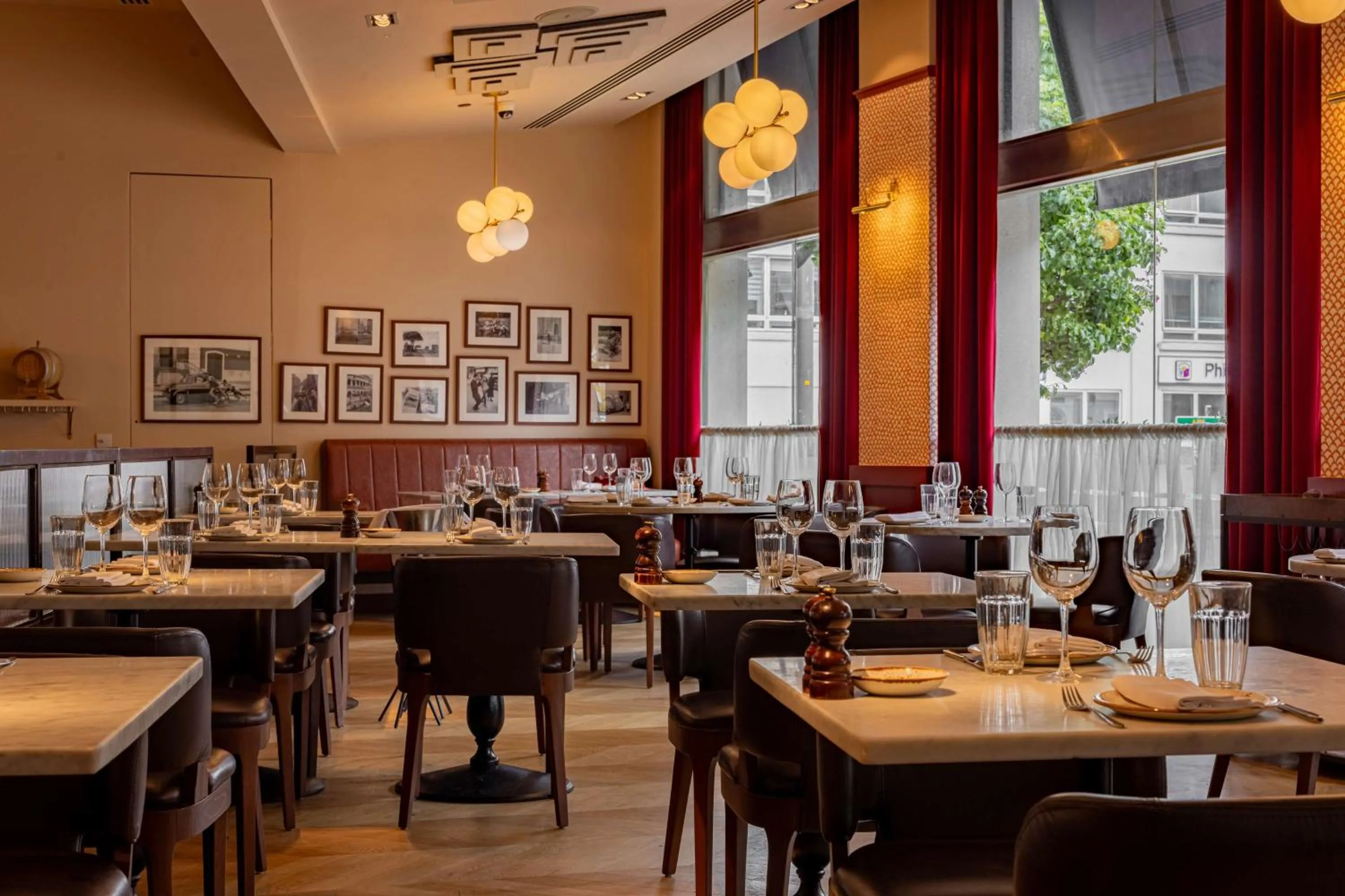 Restaurant/places to eat in Park Plaza Victoria London