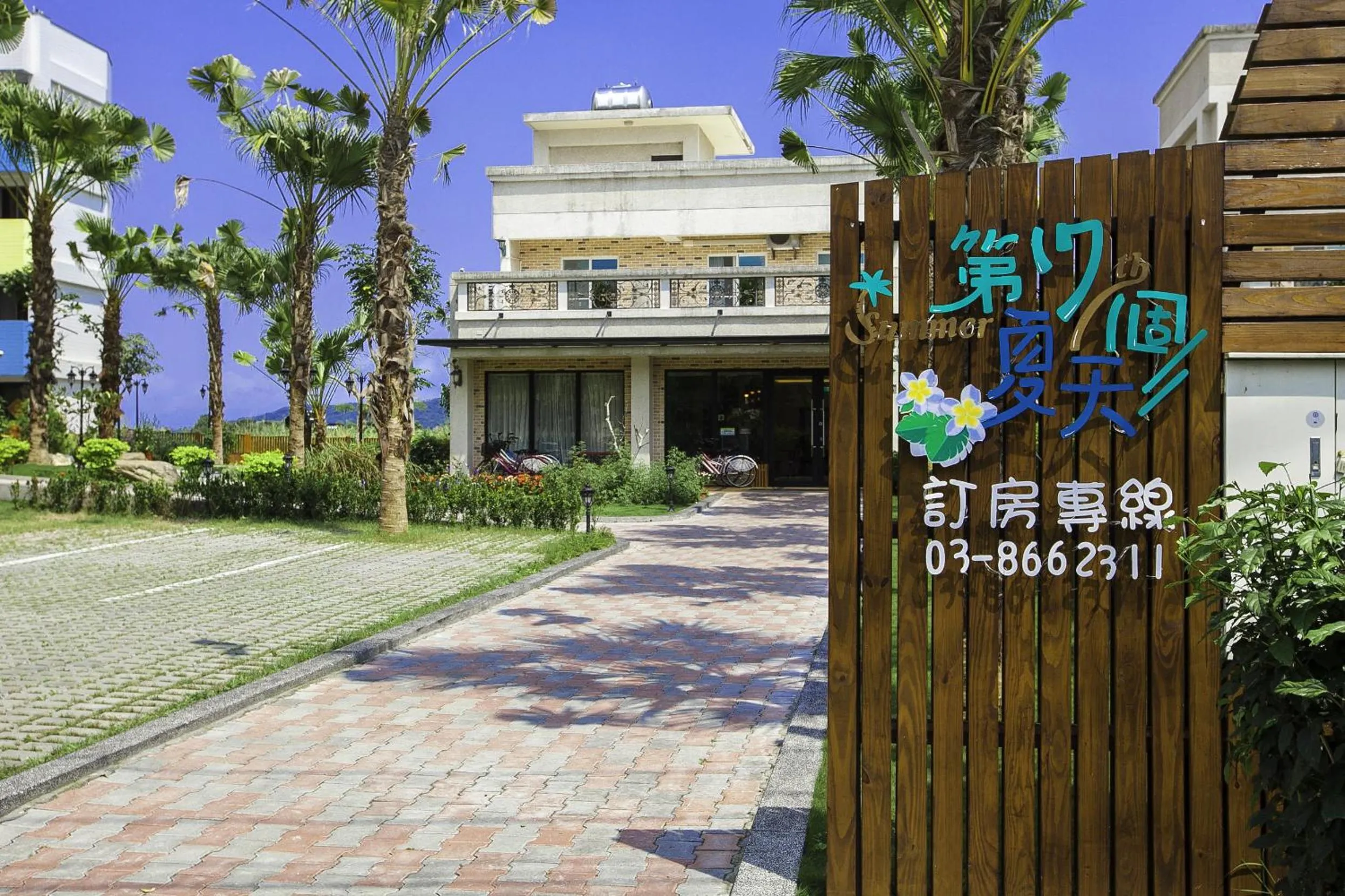 Facade/entrance in 17th Summer