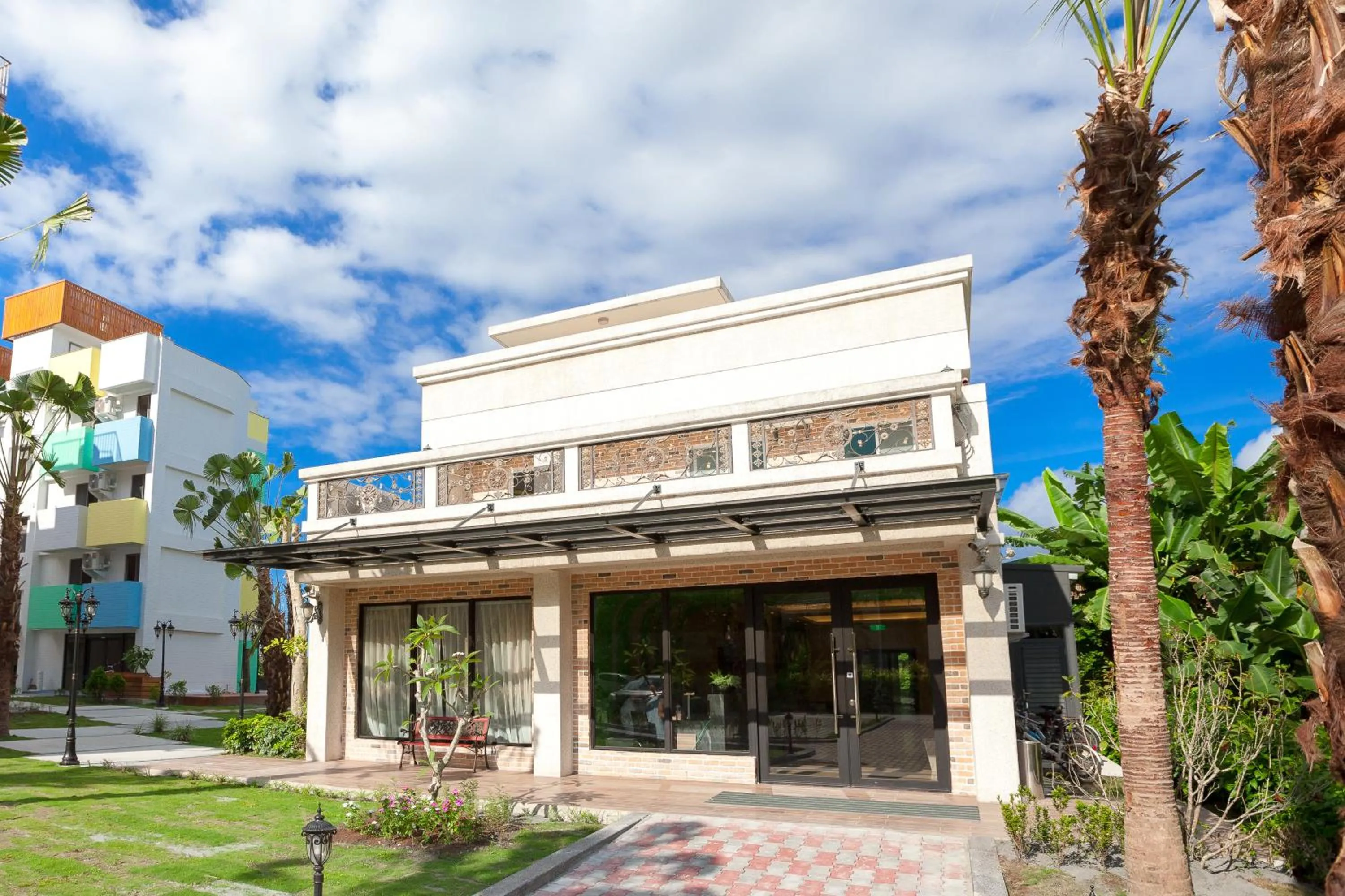 Facade/entrance in 17th Summer