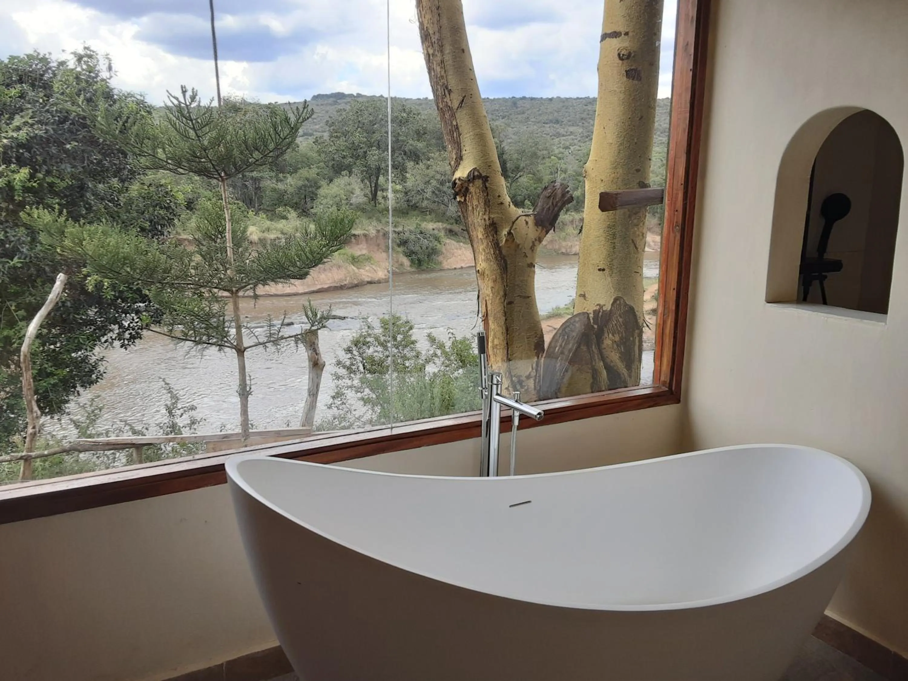 Bath in Royal Mara Safari Lodge