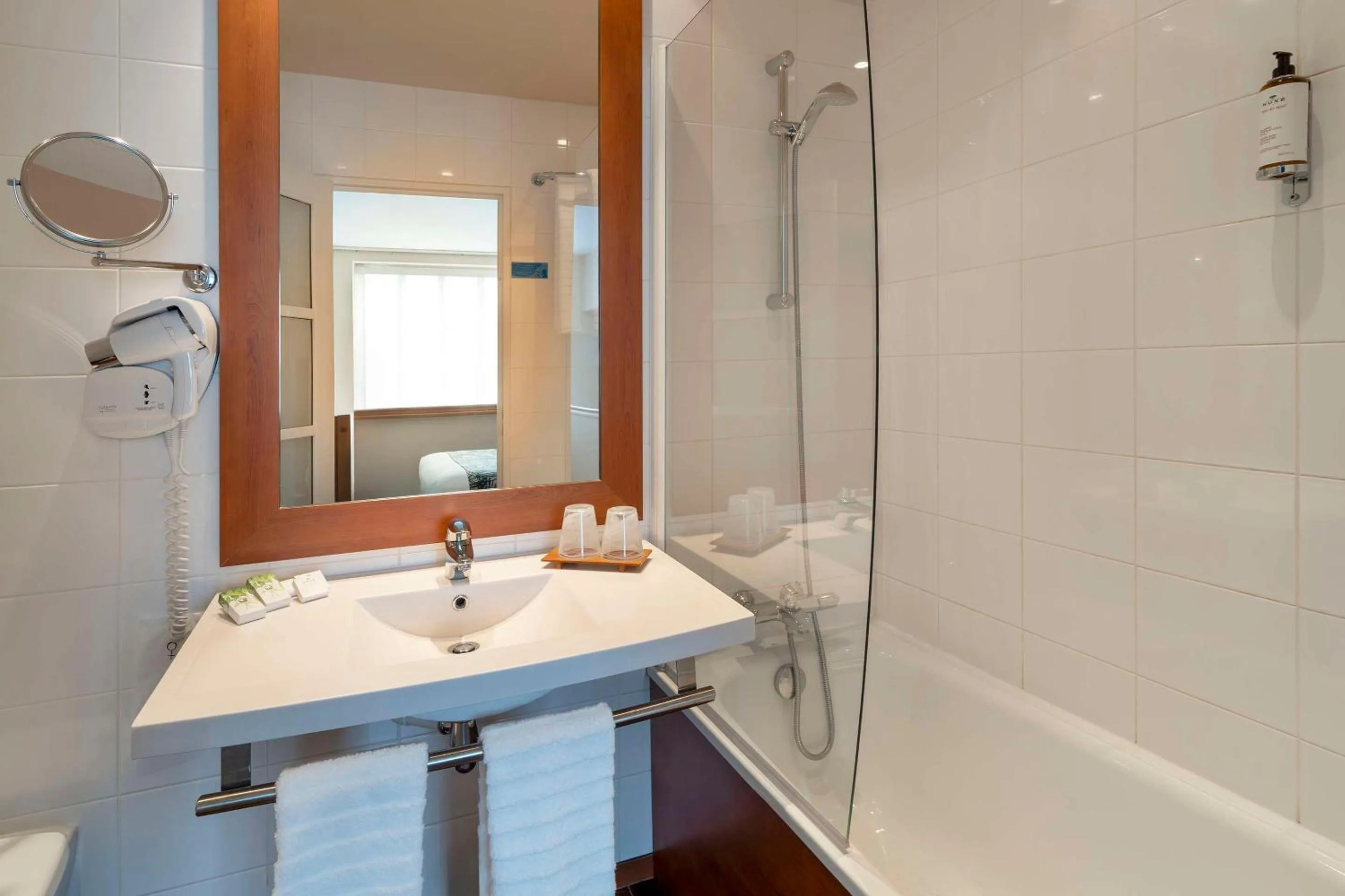 Bathroom in Best Western Plus Hôtel Colbert