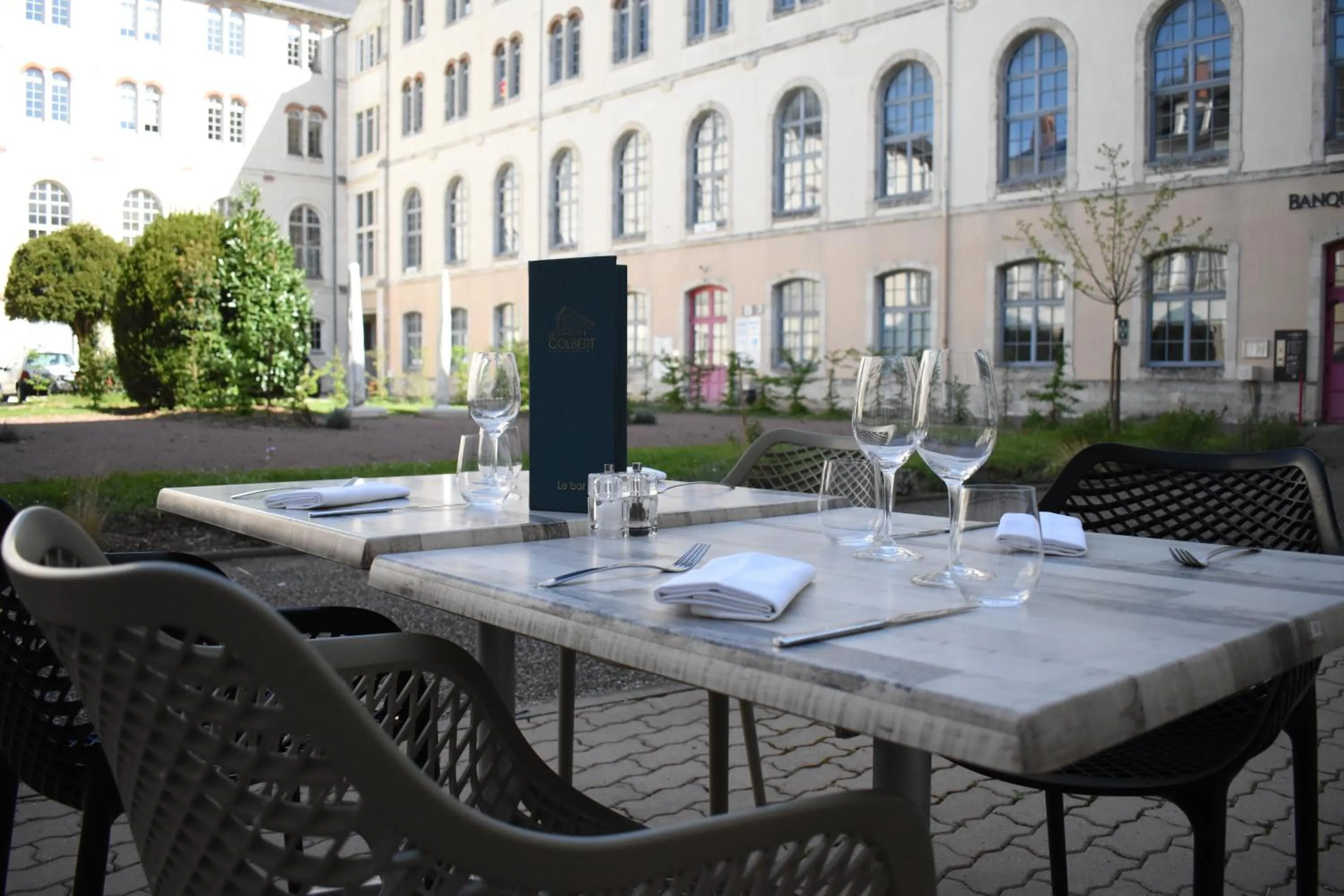 Patio in Best Western Plus Hôtel Colbert