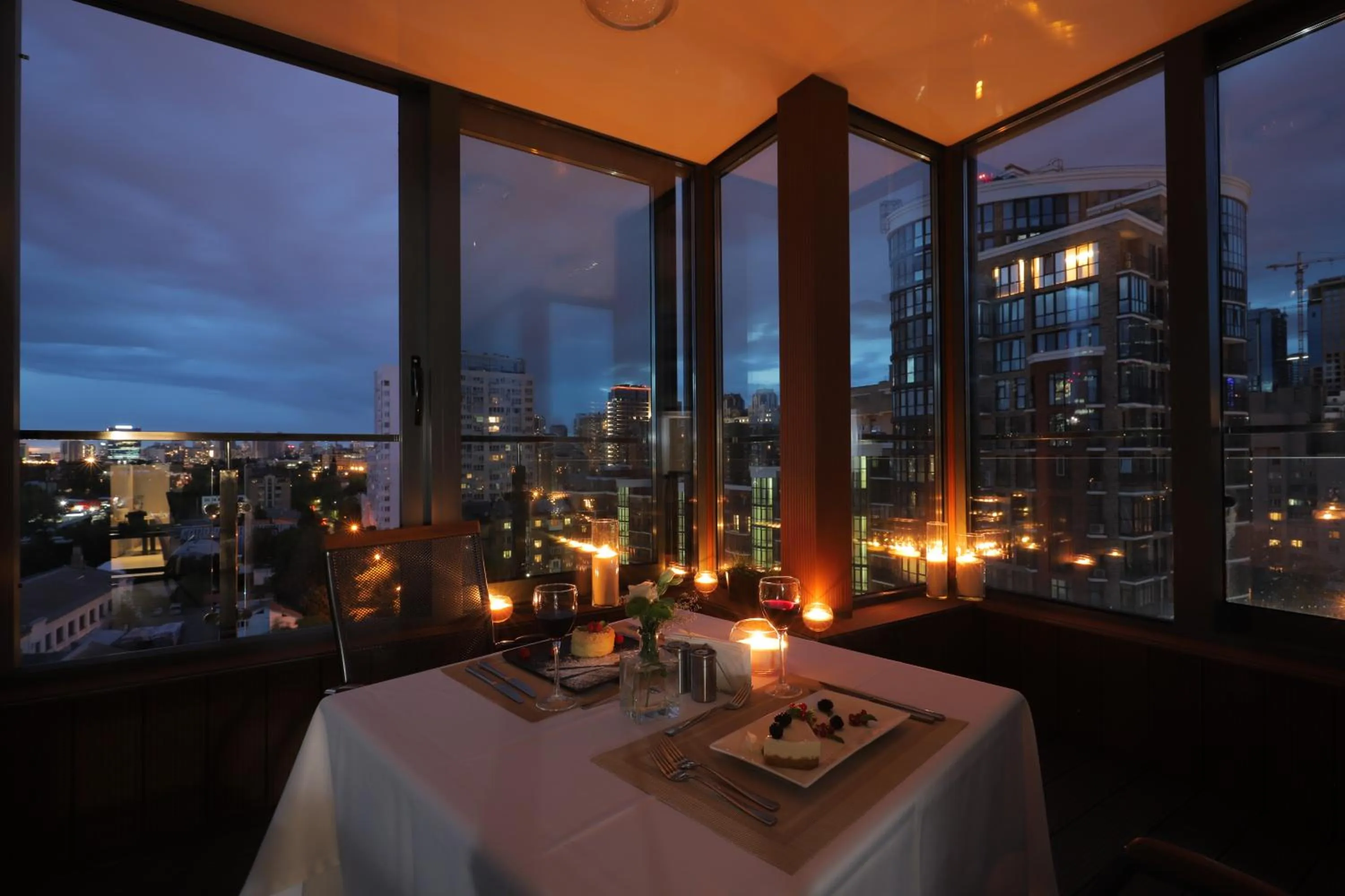 Restaurant/places to eat in Raziotel Kyiv Yamska