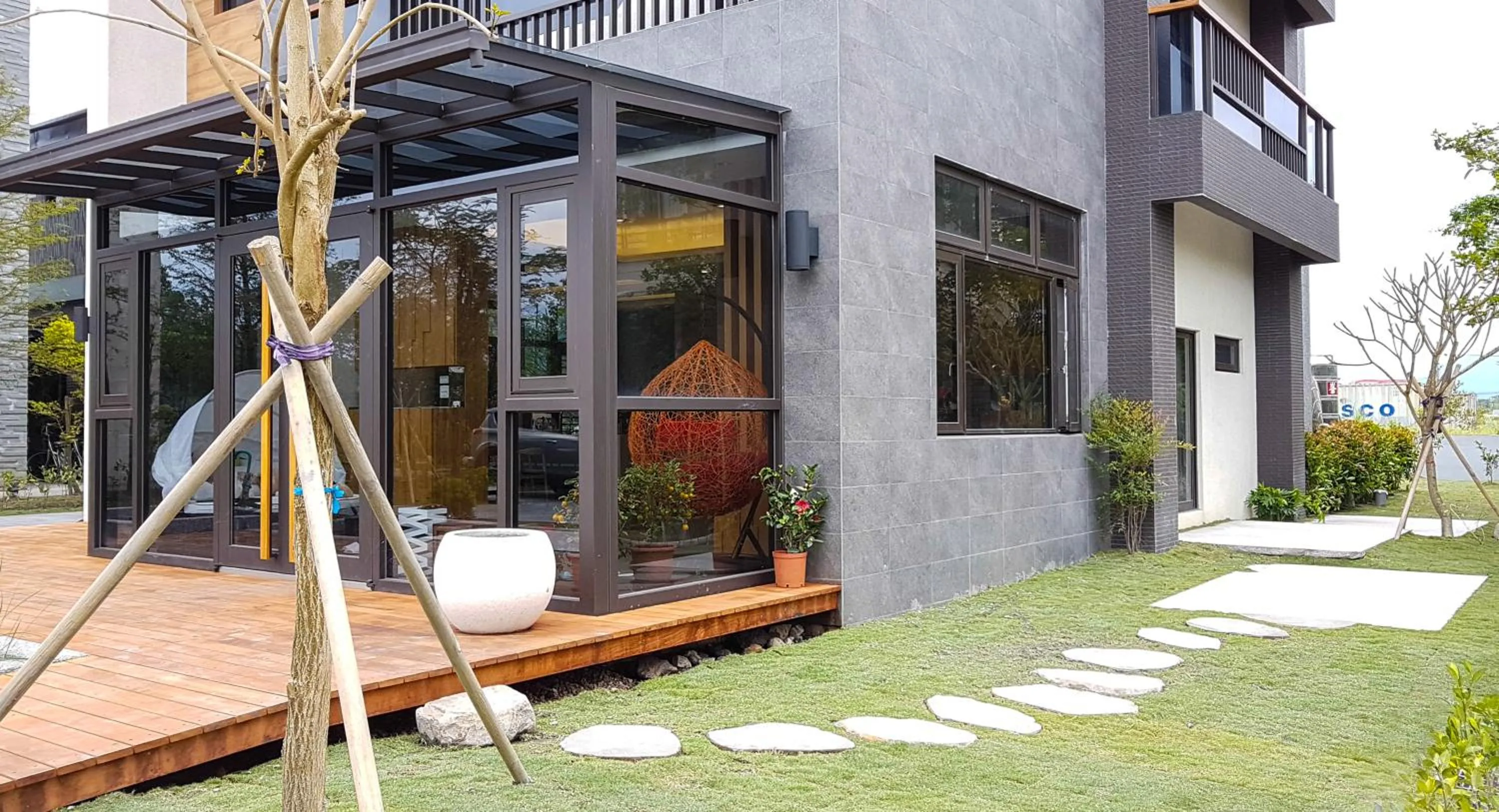 Facade/entrance in Sunny Stream B & B