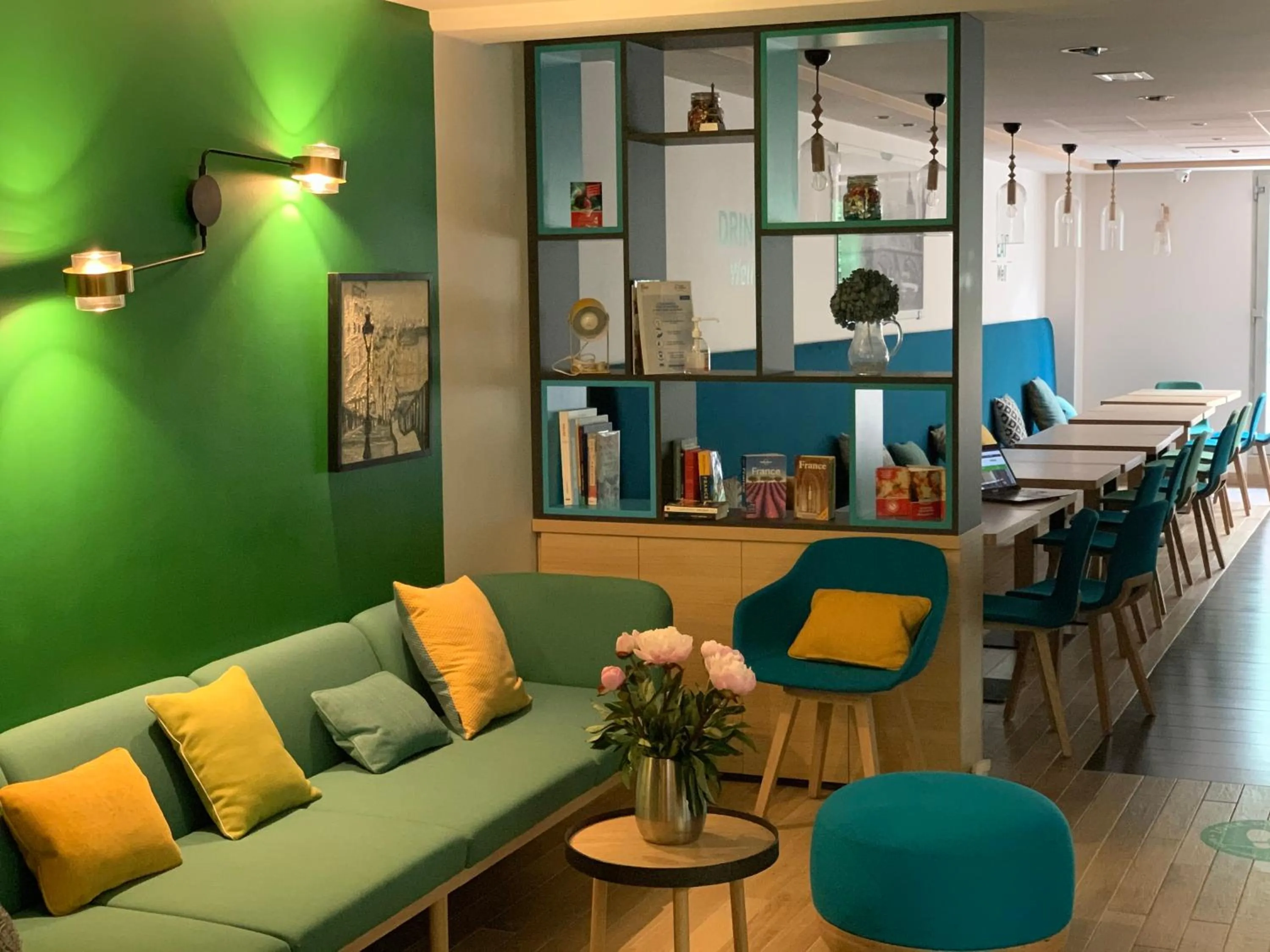 Lounge or bar in Holiday Inn Paris Montmartre by IHG