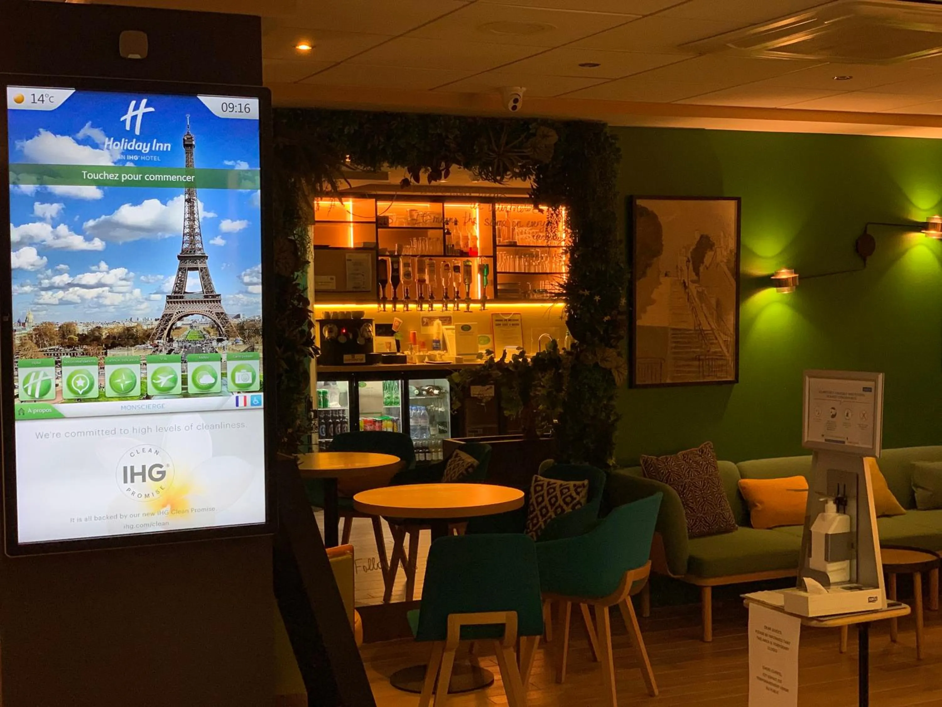 Lounge or bar in Holiday Inn Paris Montmartre by IHG