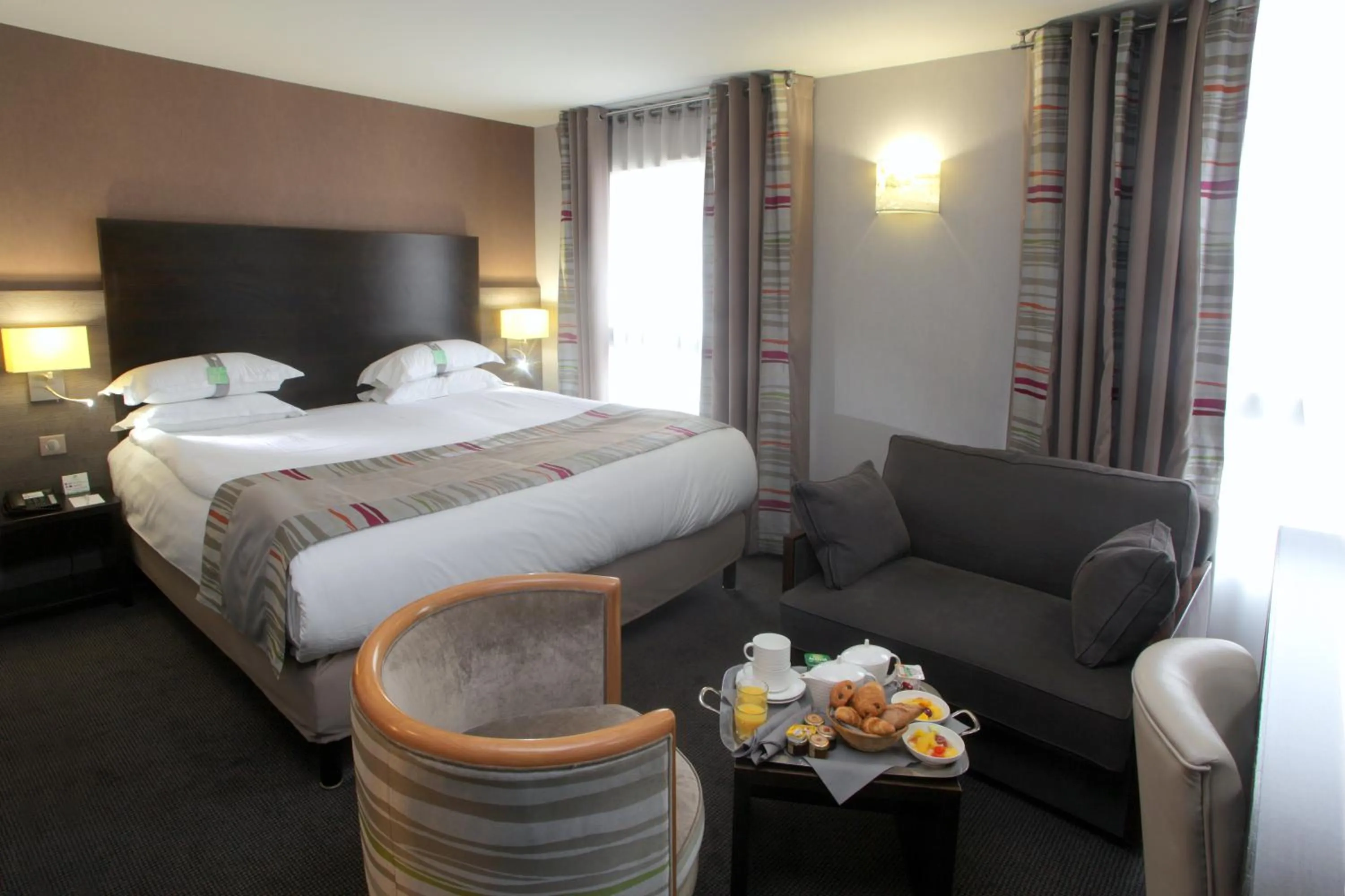 Photo of the whole room, Bed in Holiday Inn Paris Montmartre by IHG