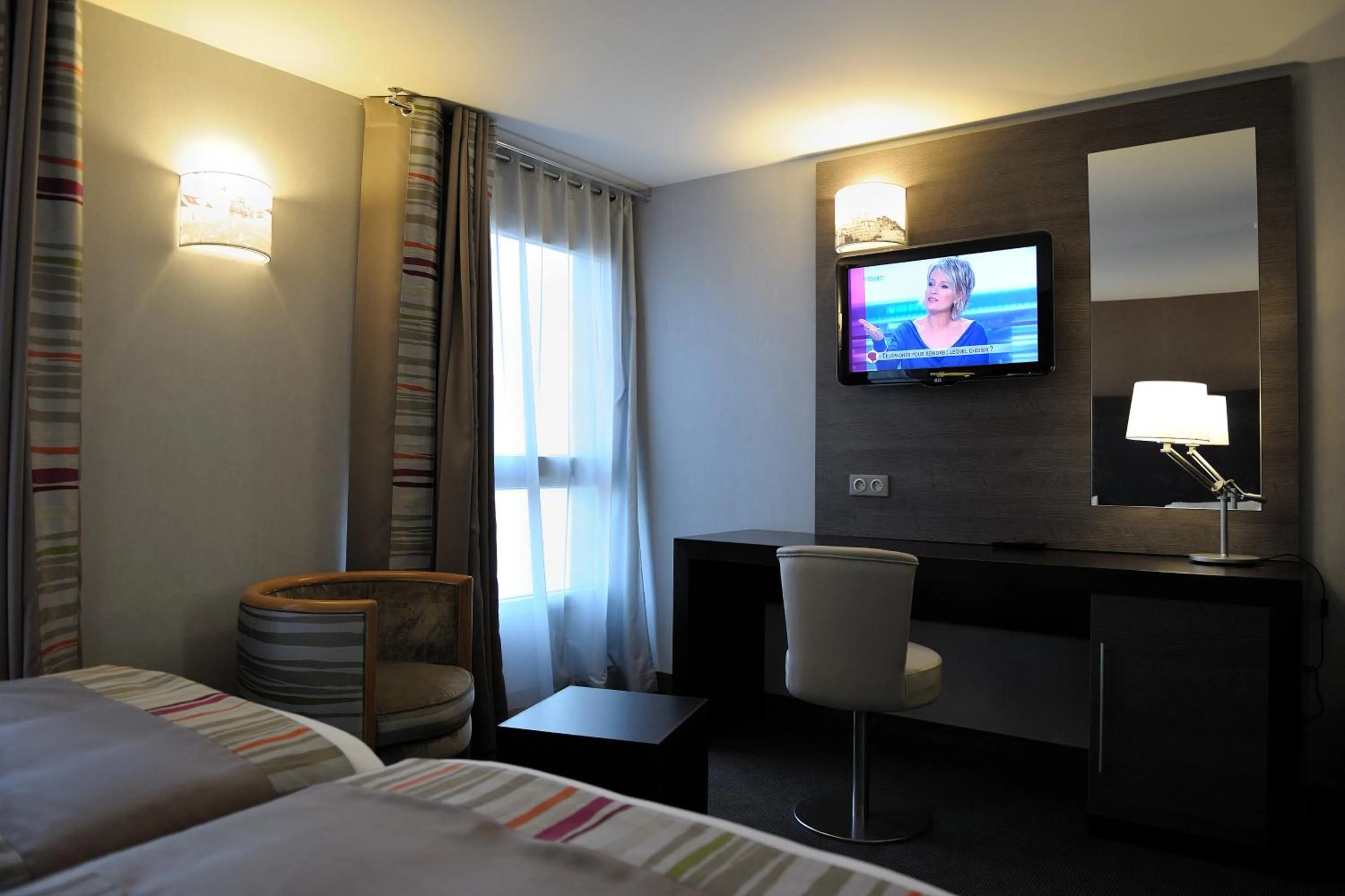 TV and multimedia, Bed in Holiday Inn Paris Montmartre by IHG
