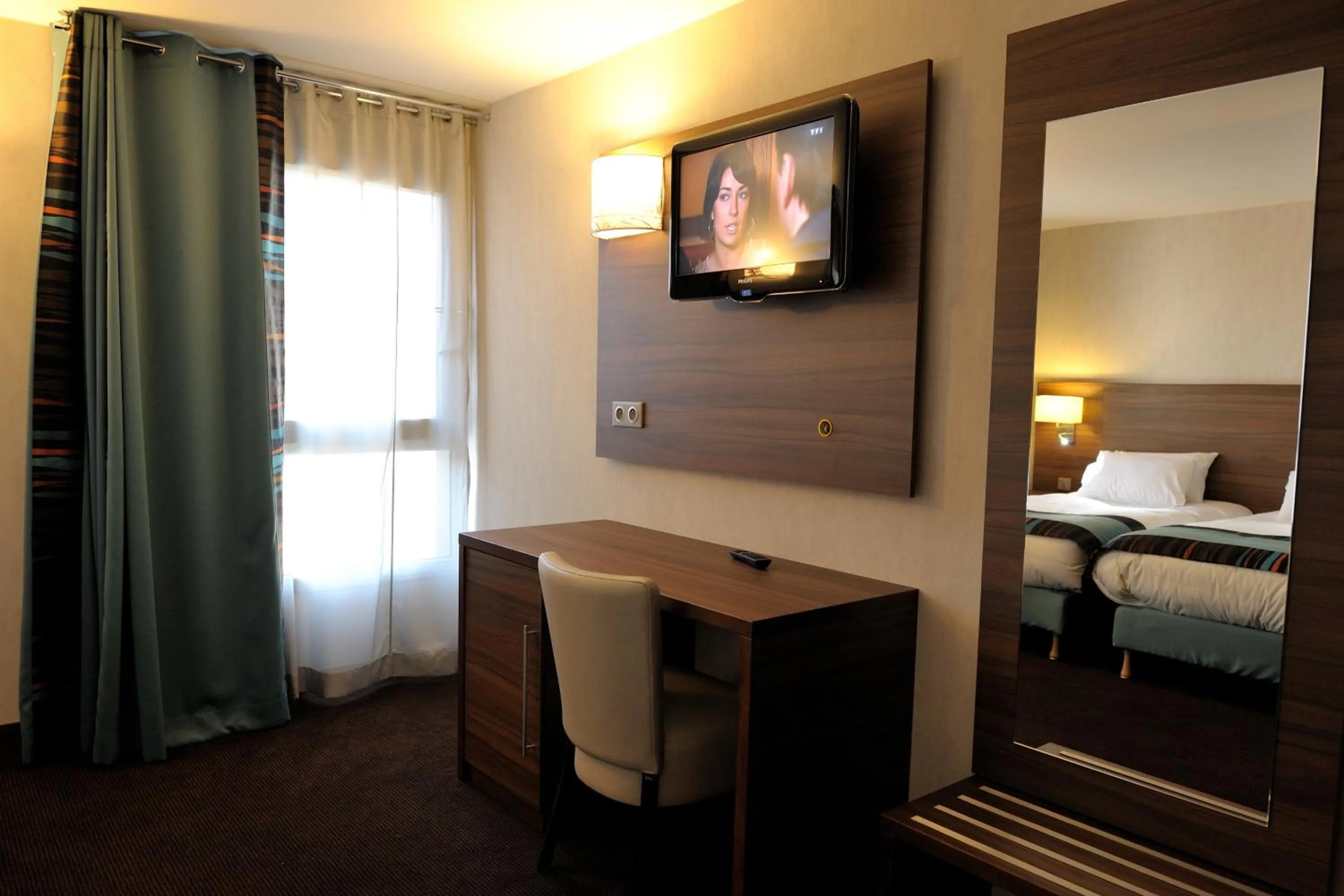 TV and multimedia, Bed in Holiday Inn Paris Montmartre by IHG