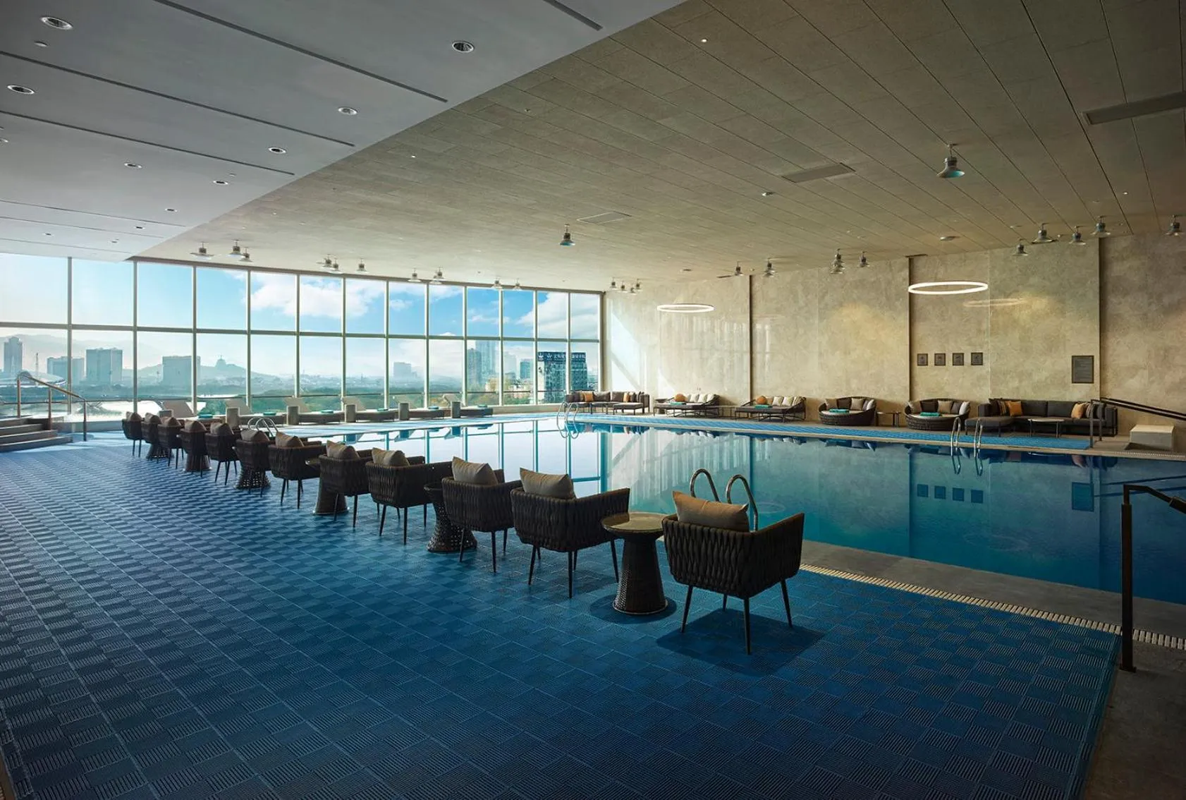 Swimming pool in Shangri-La Yiwu