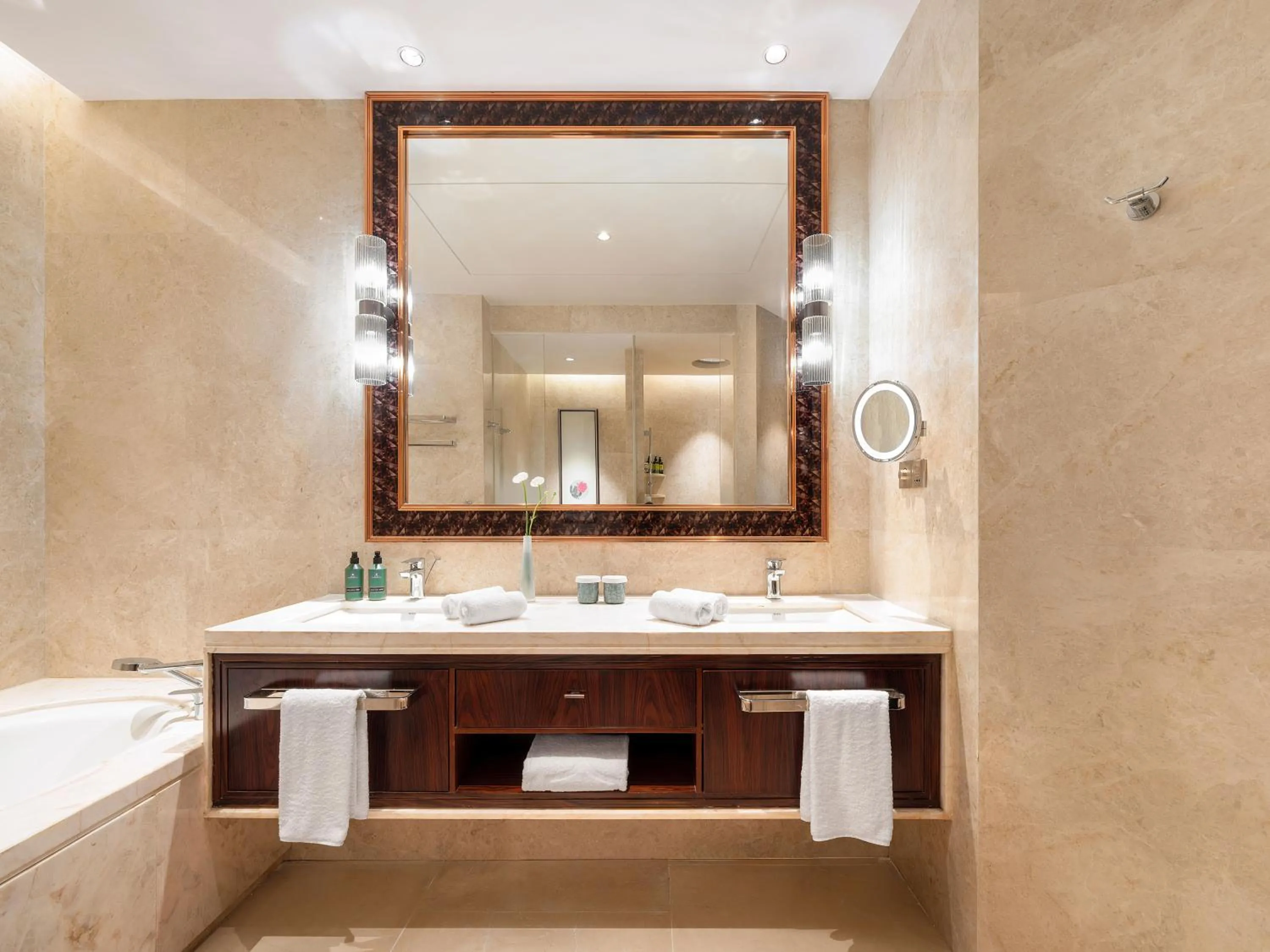 Bathroom in Shangri-La Yiwu